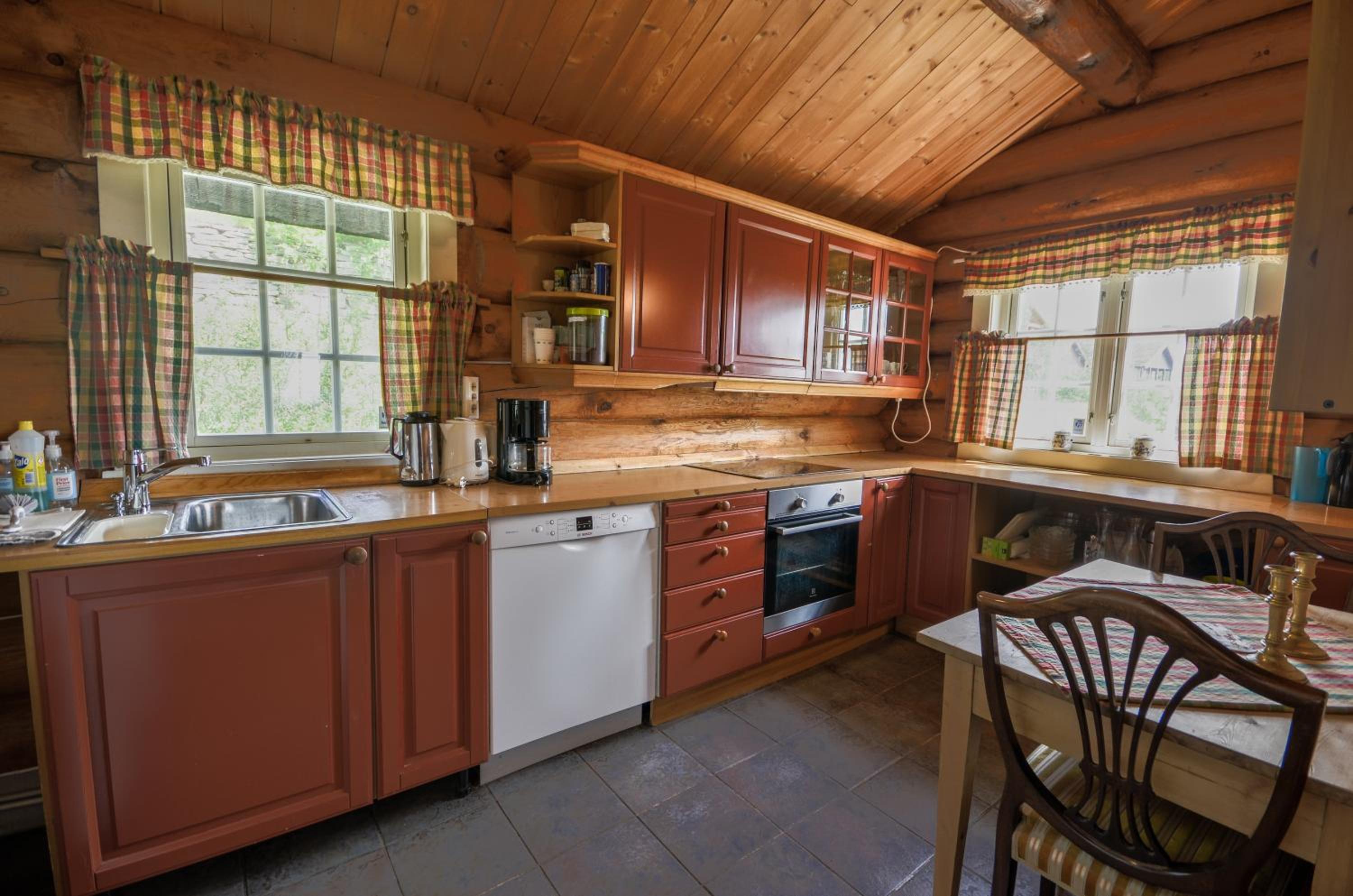 Large Cabin with Stunning Views!