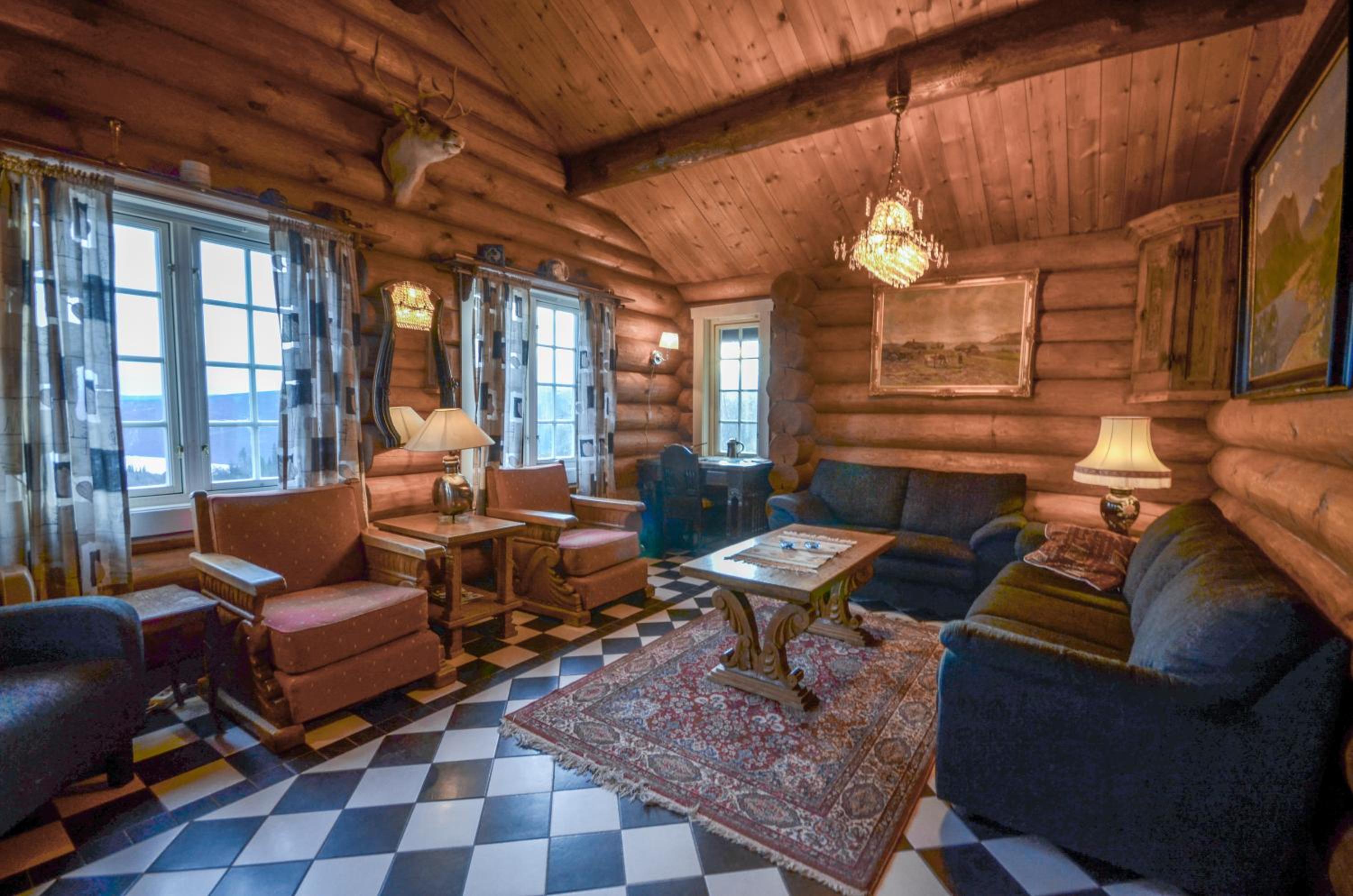 Large Cabin with Stunning Views!