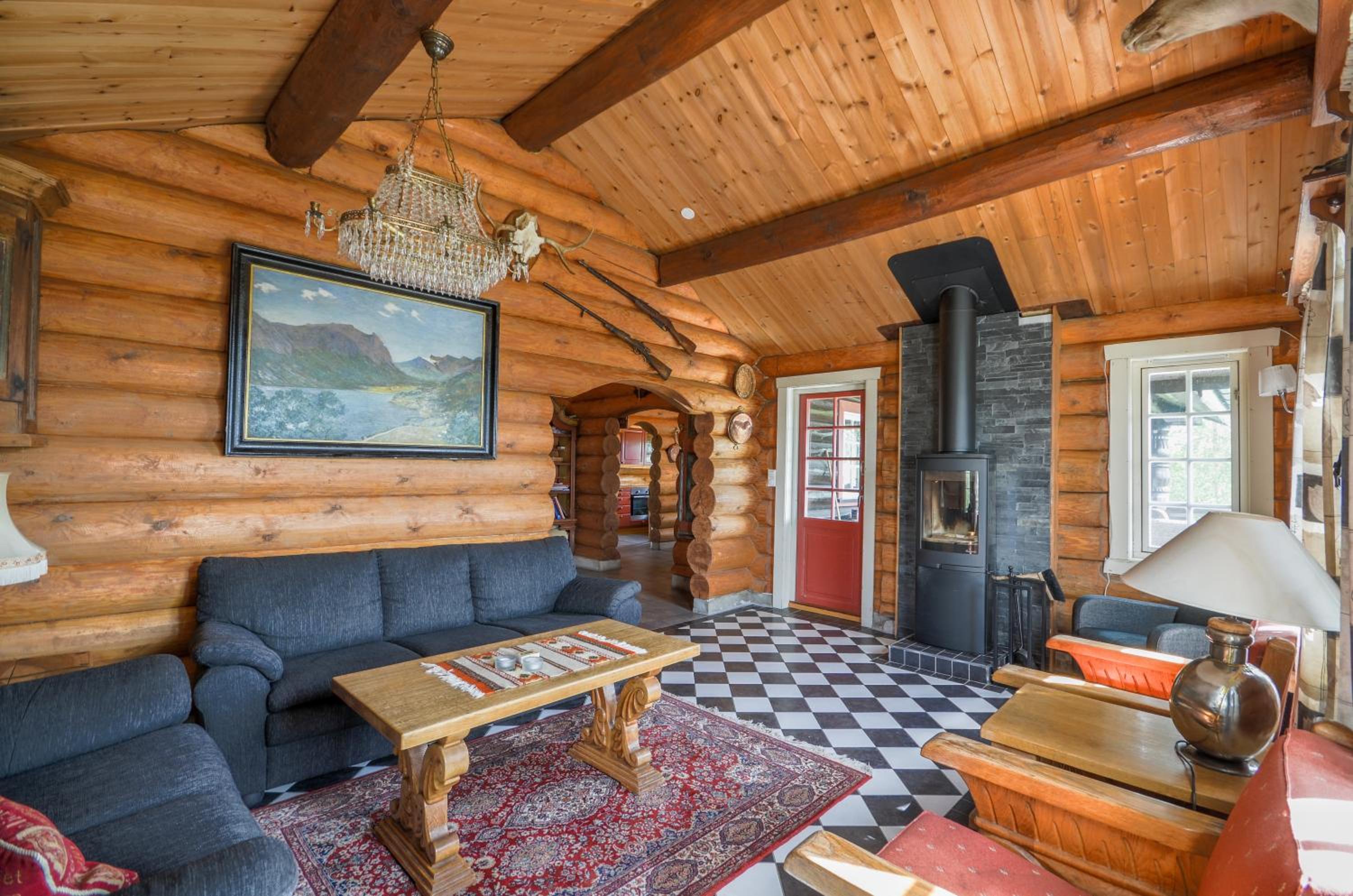 Large Cabin with Stunning Views!