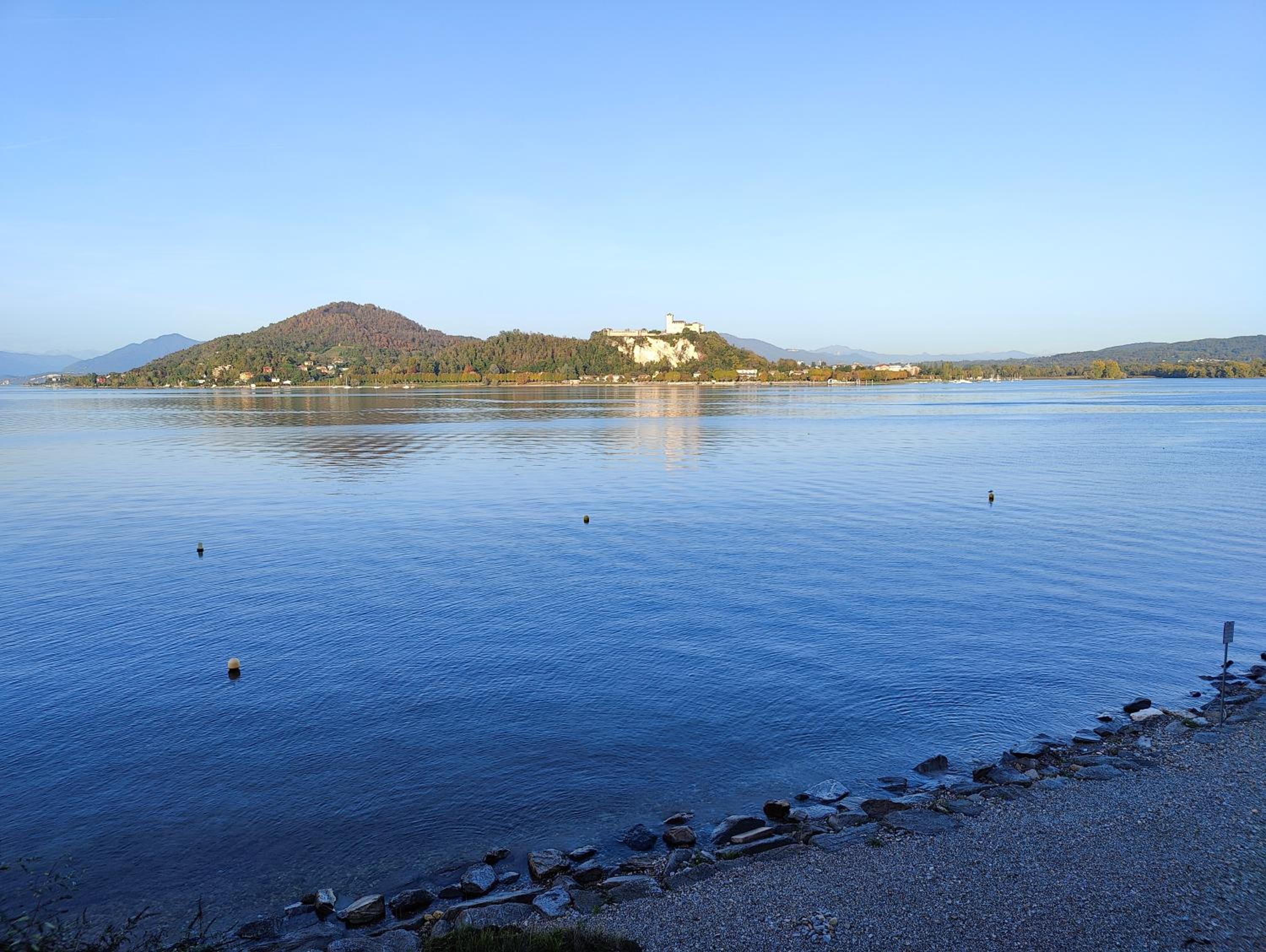 Fuga al Lago - Casa Moderna con Wi-Fi e Parcheggio ad Arona view 5
