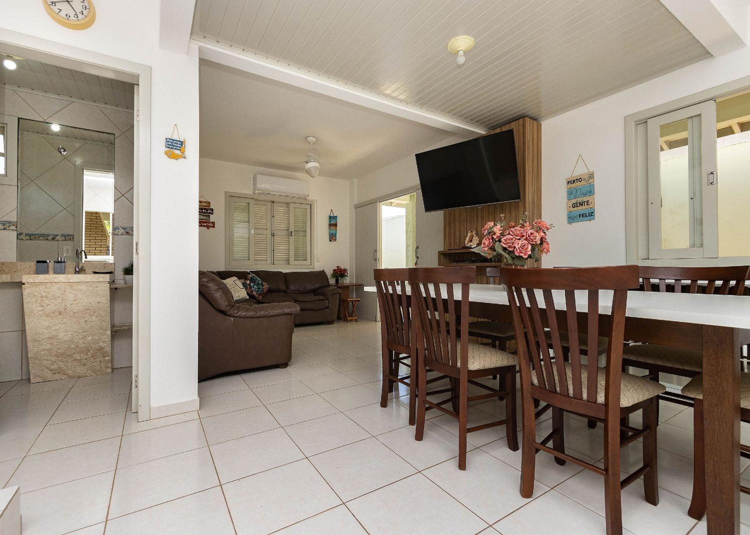 Casa de férias ampla e confortável a 200 metros da Praia de Mariscal/Canto Grande – Ideal para famílias e grupos