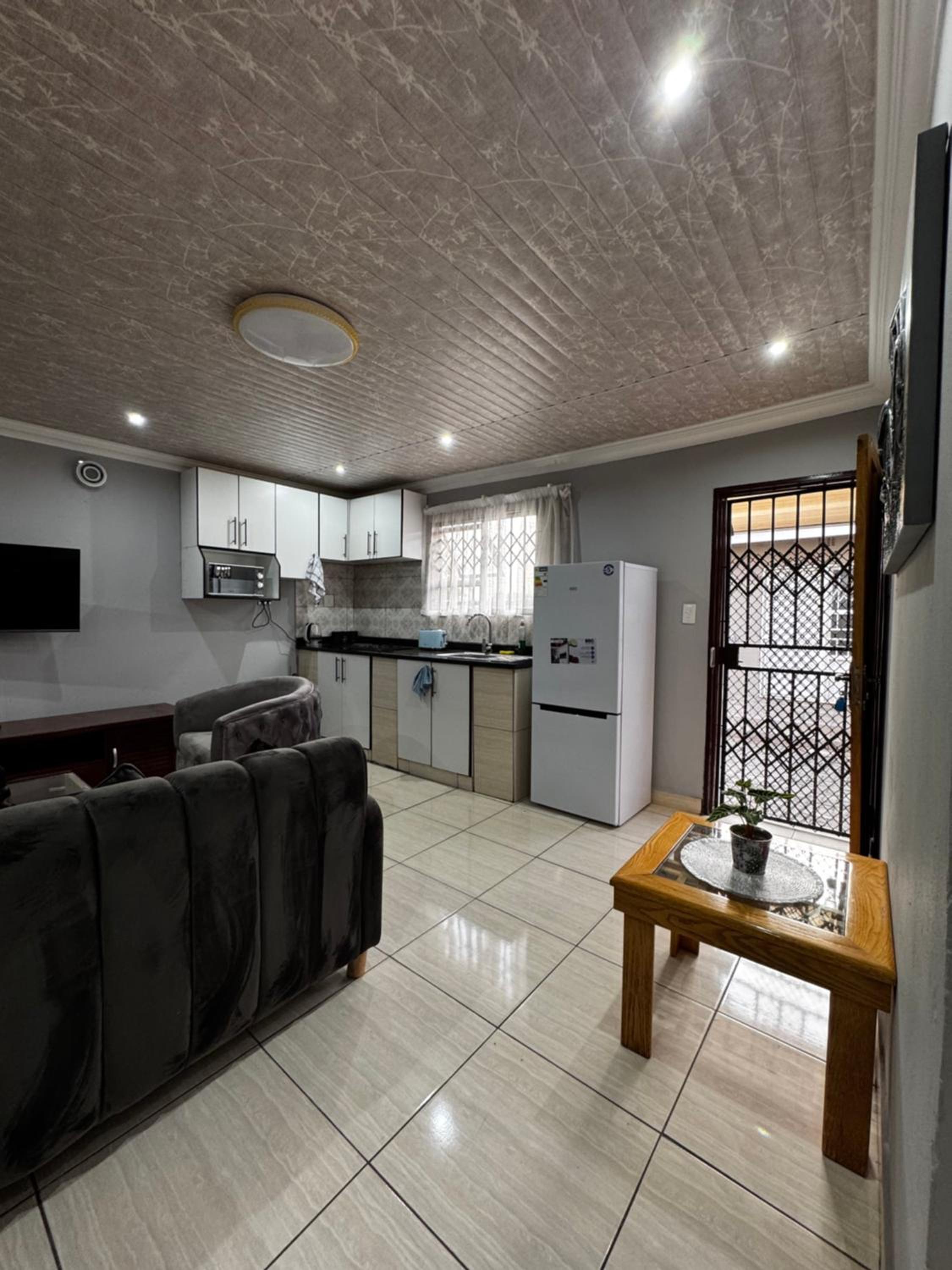 Luxury 1 Bedroom the Heart of SW5 view 2