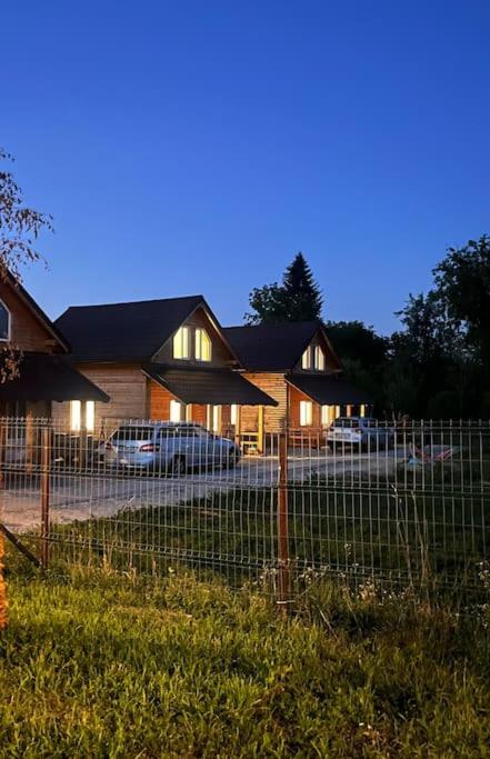 Căsuță la țară - liniște și viață rurală cotidiană