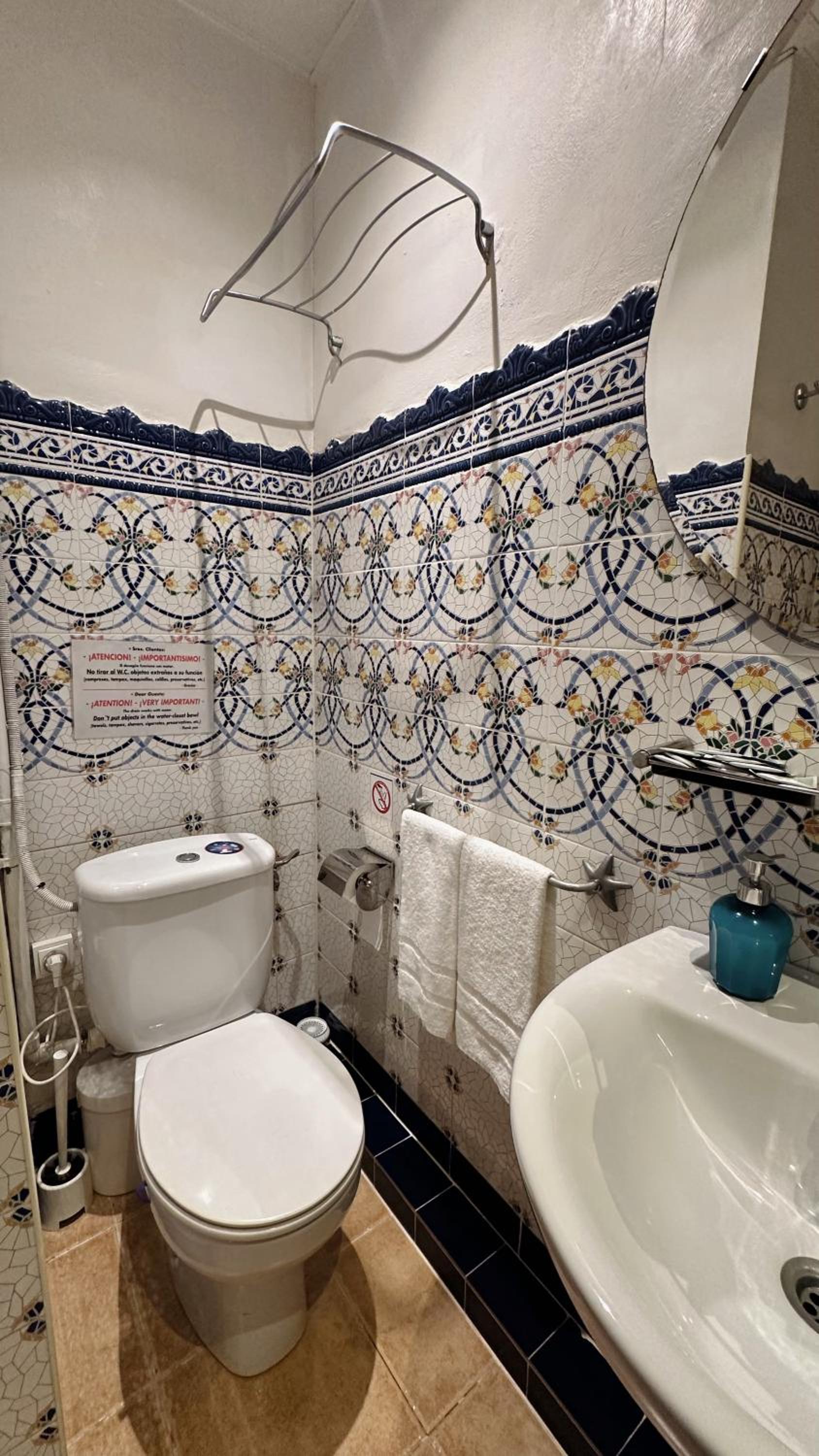 Casa Consell Gran Via, Guest House