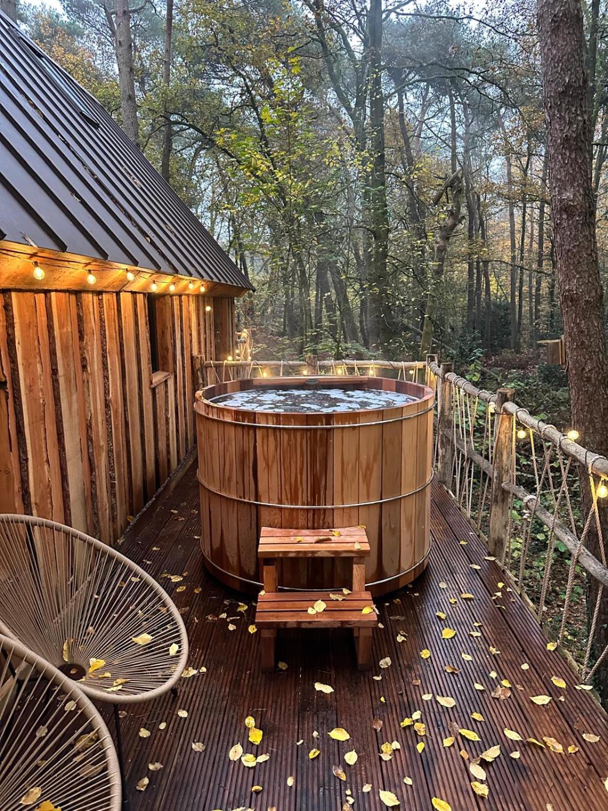Unieke boomhutten met hot tub door Bed en Boshuisjes