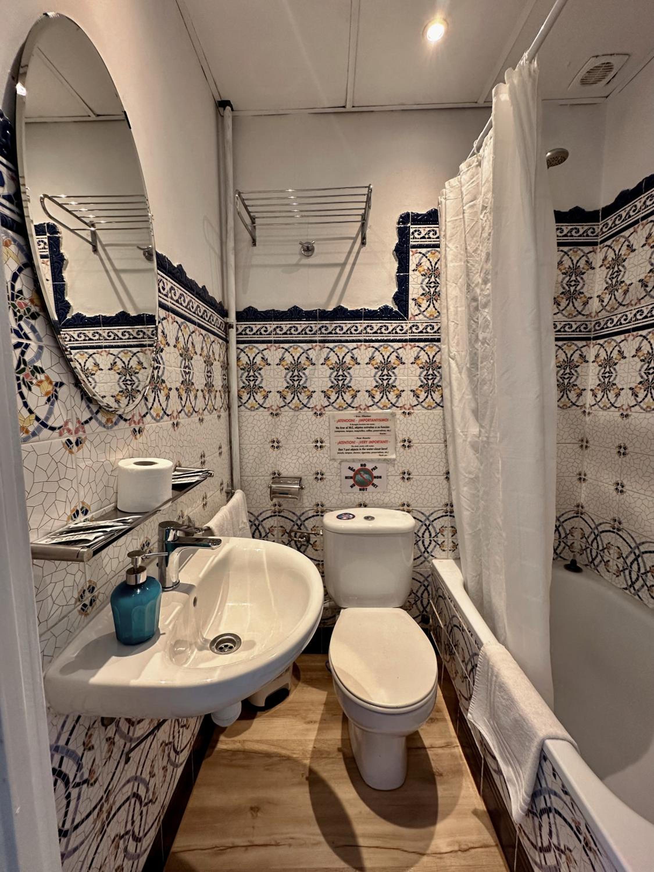 Casa Consell Gran Via, Guest House