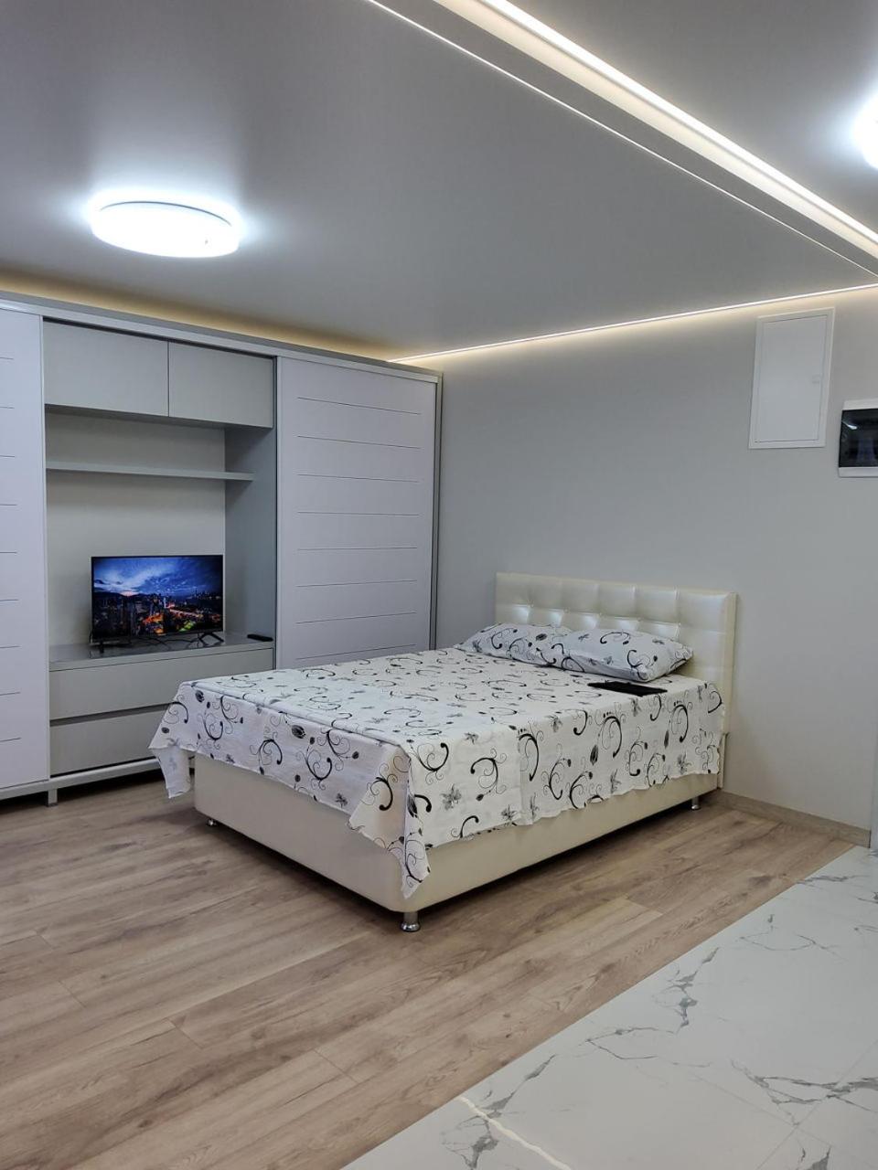 Renthouse Apartments 2 view 4