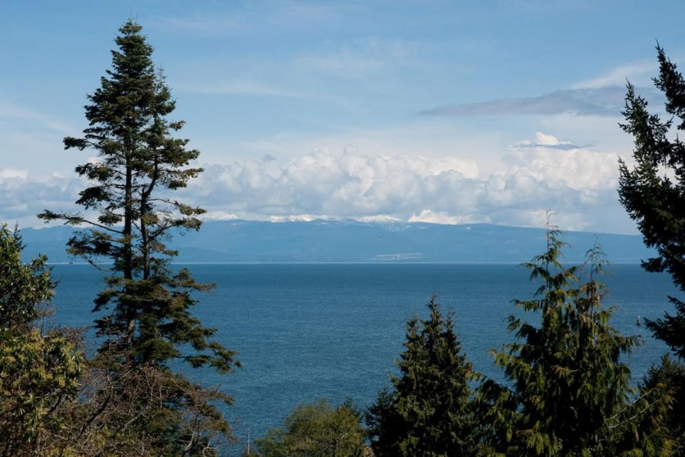 Oceanview Guest Suite with Large 2 Person Soaker Tub