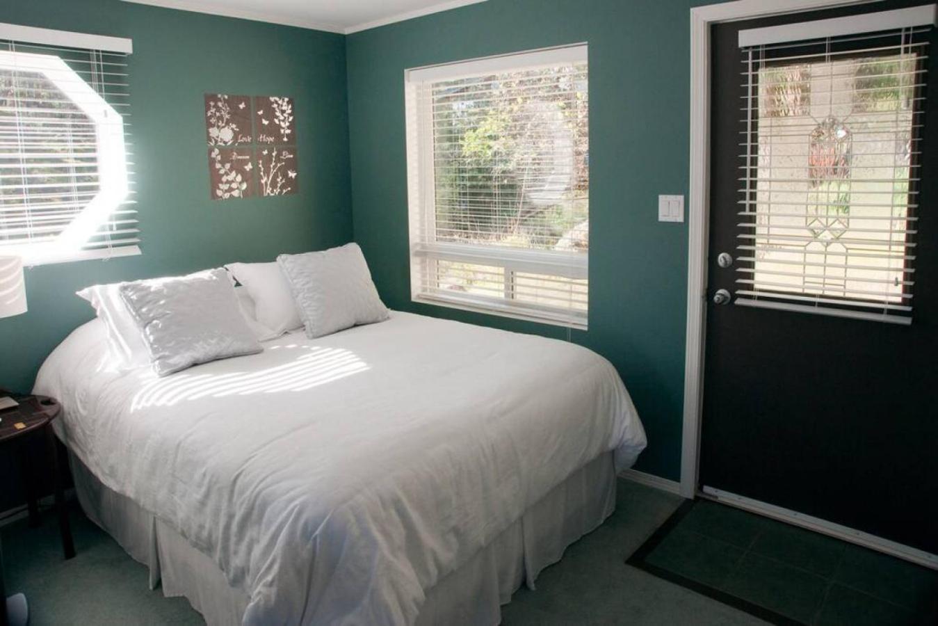 Oceanview Guest Suite with Large 2 Person Soaker Tub