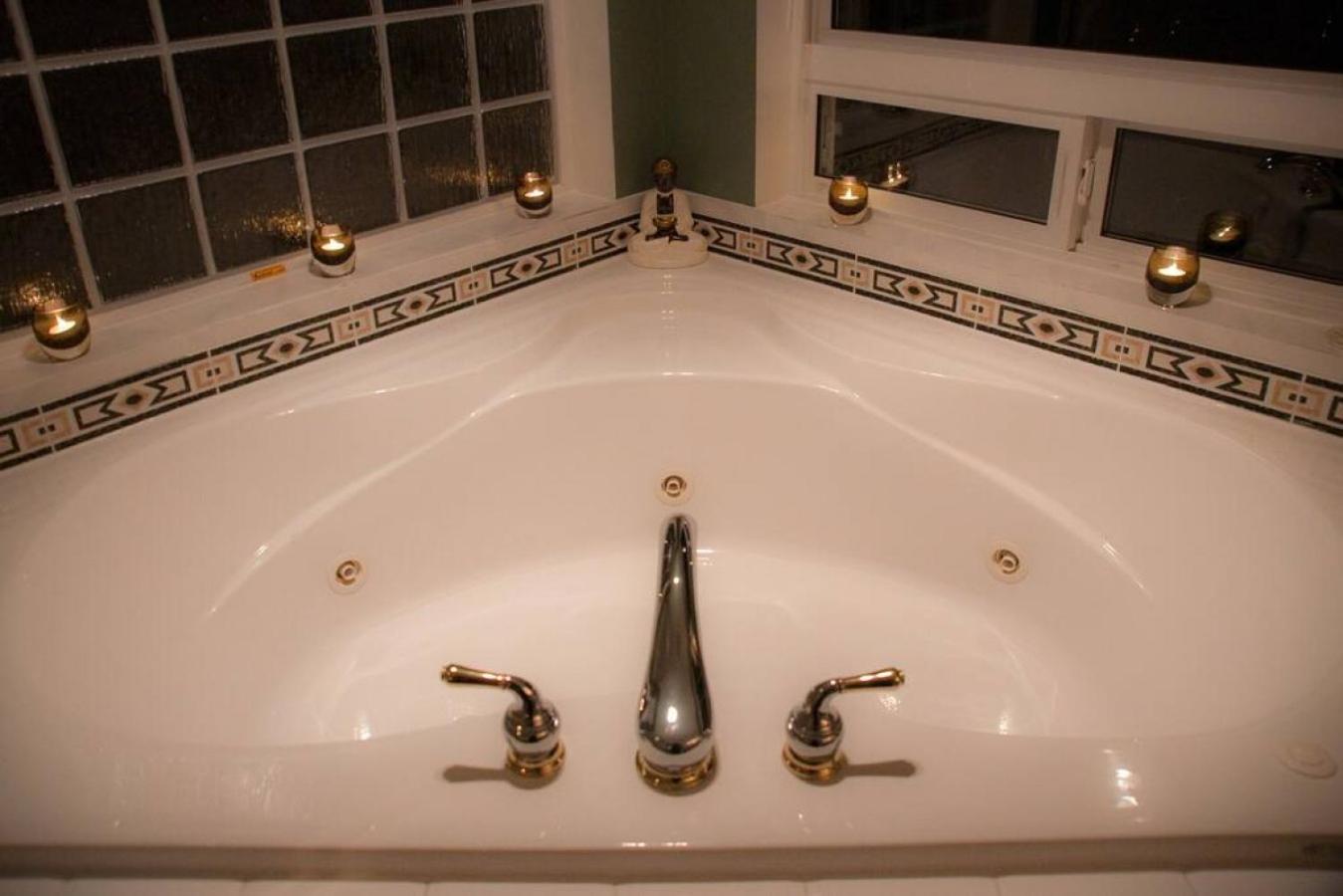 Oceanview Guest Suite with Large 2 Person Soaker Tub