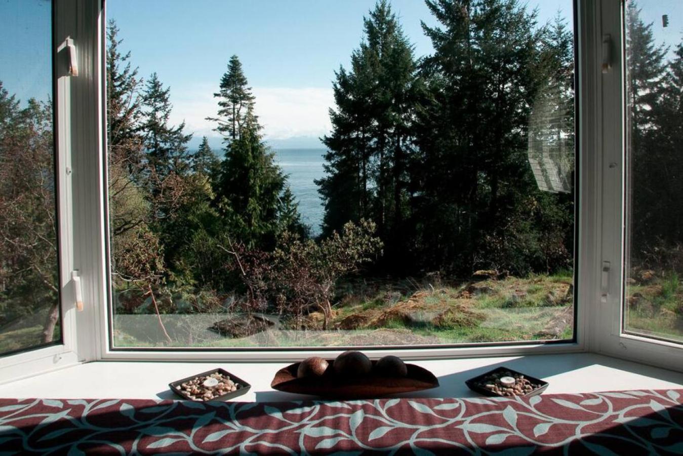 Oceanview Guest Suite with Large 2 Person Soaker Tub