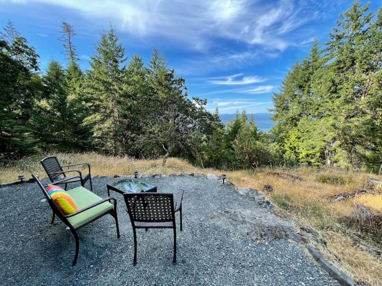 Oceanview Guest Suite with Large 2 Person Soaker Tub