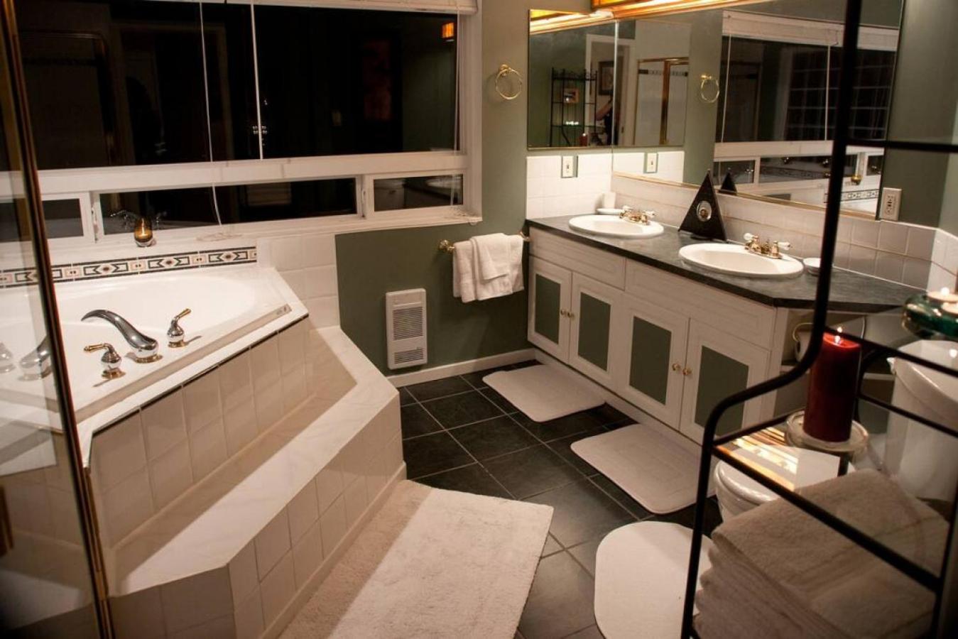 Oceanview Guest Suite with Large 2 Person Soaker Tub