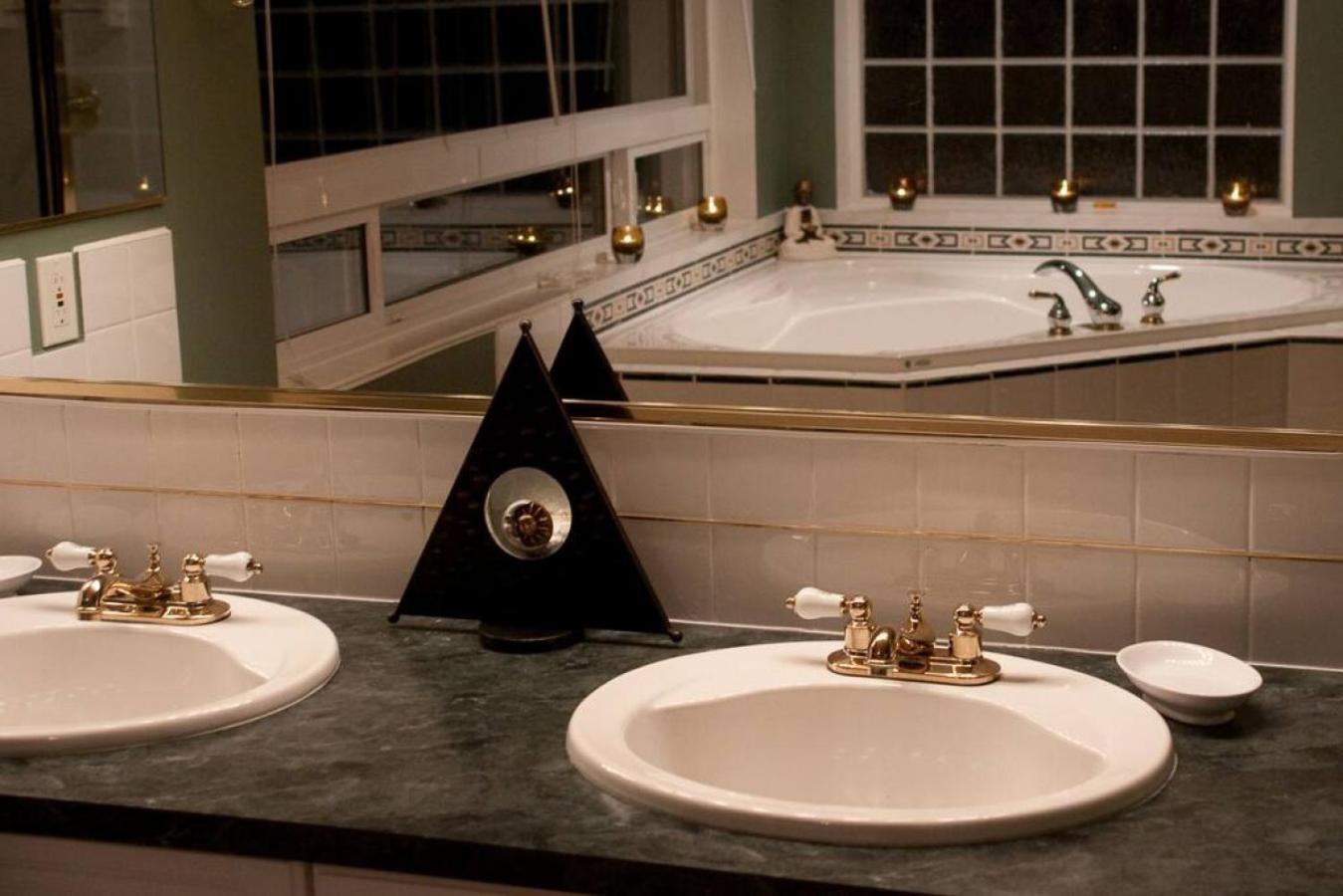 Oceanview Guest Suite with Large 2 Person Soaker Tub