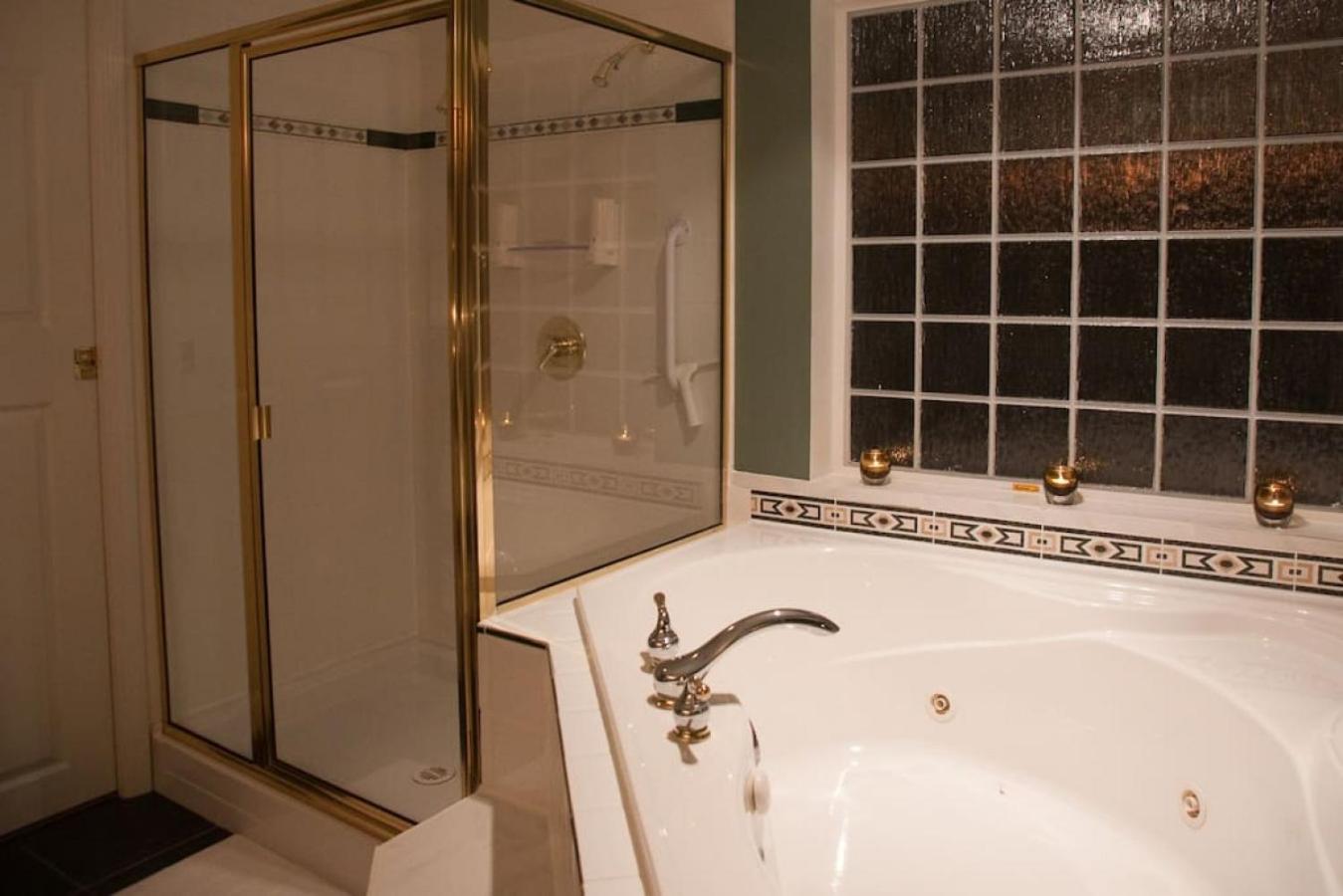 Oceanview Guest Suite with Large 2 Person Soaker Tub