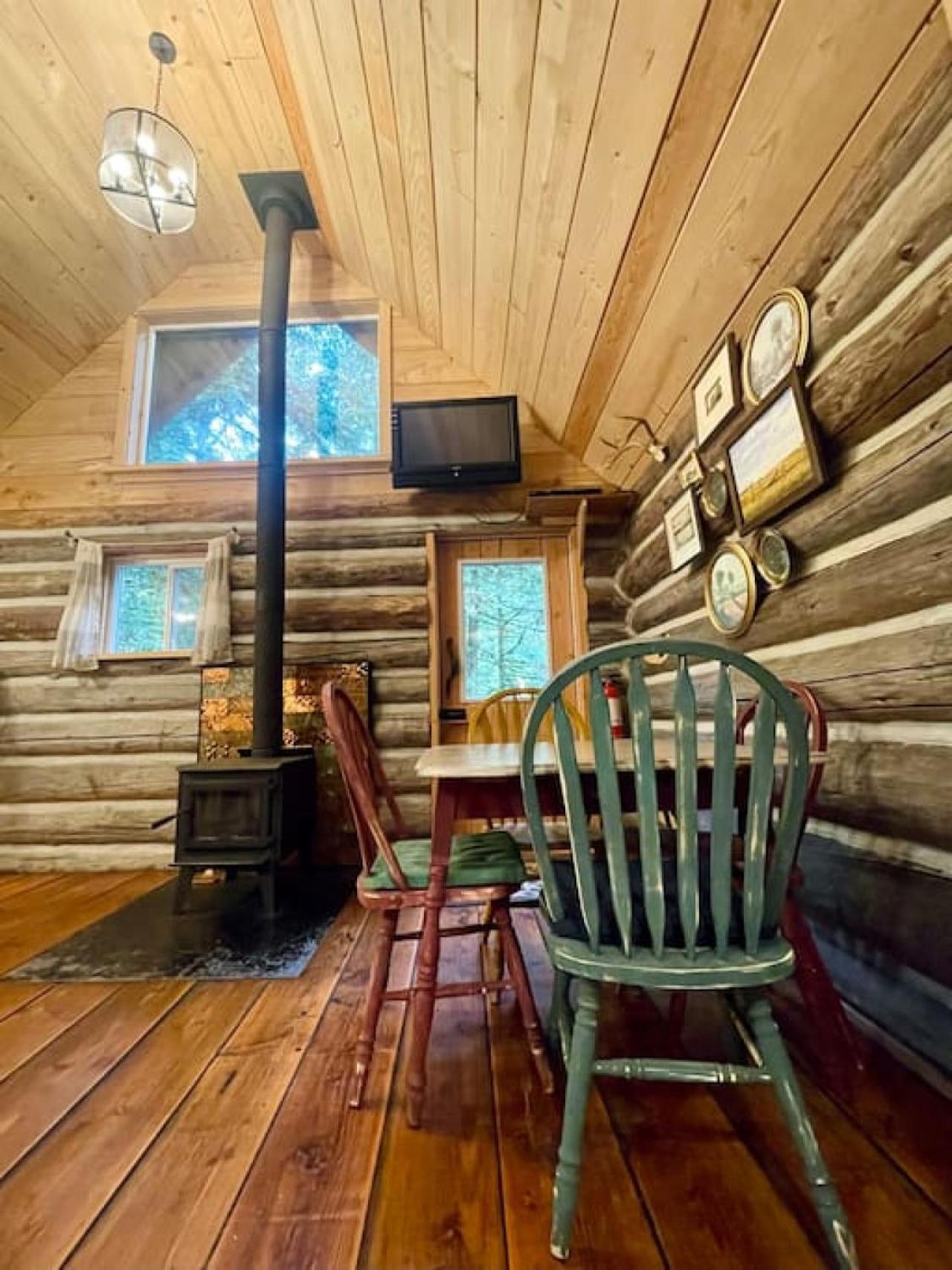 Slow-Go Log Cabin with Cozy Woodstove and Sauna