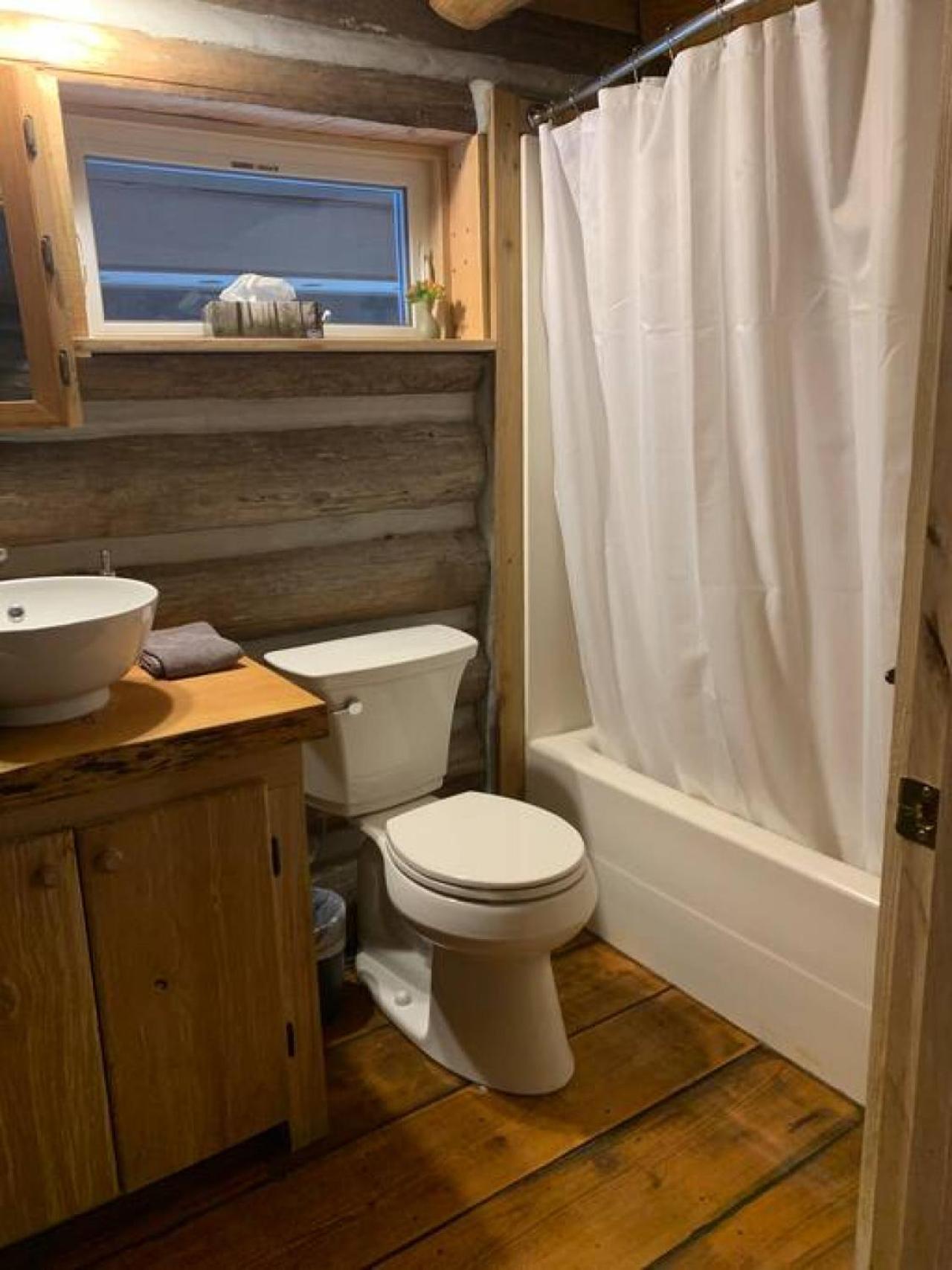 Slow-Go Log Cabin with Cozy Woodstove and Sauna