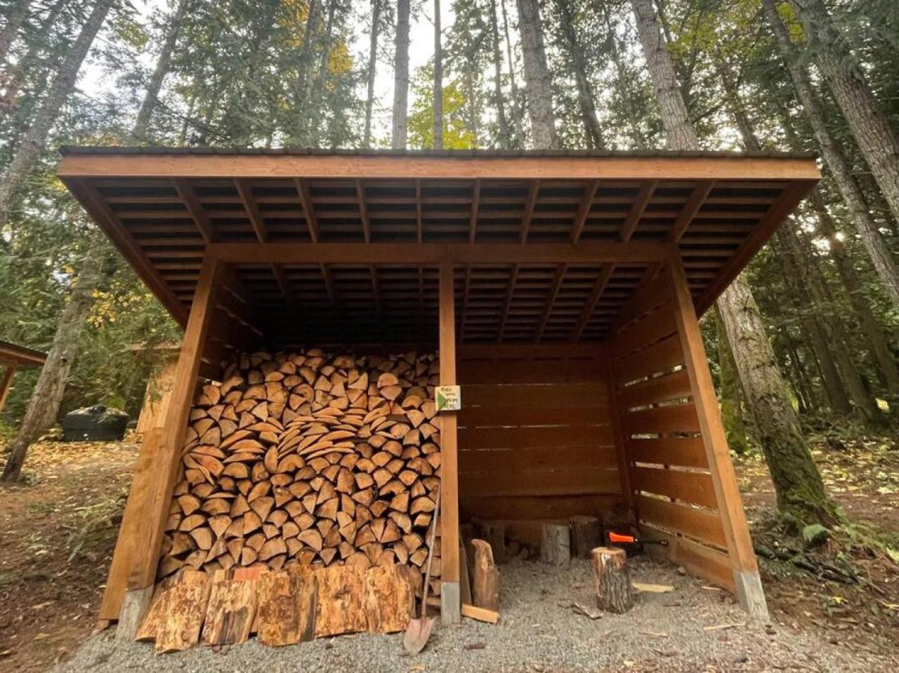Slow-Go Log Cabin with Cozy Woodstove and Sauna