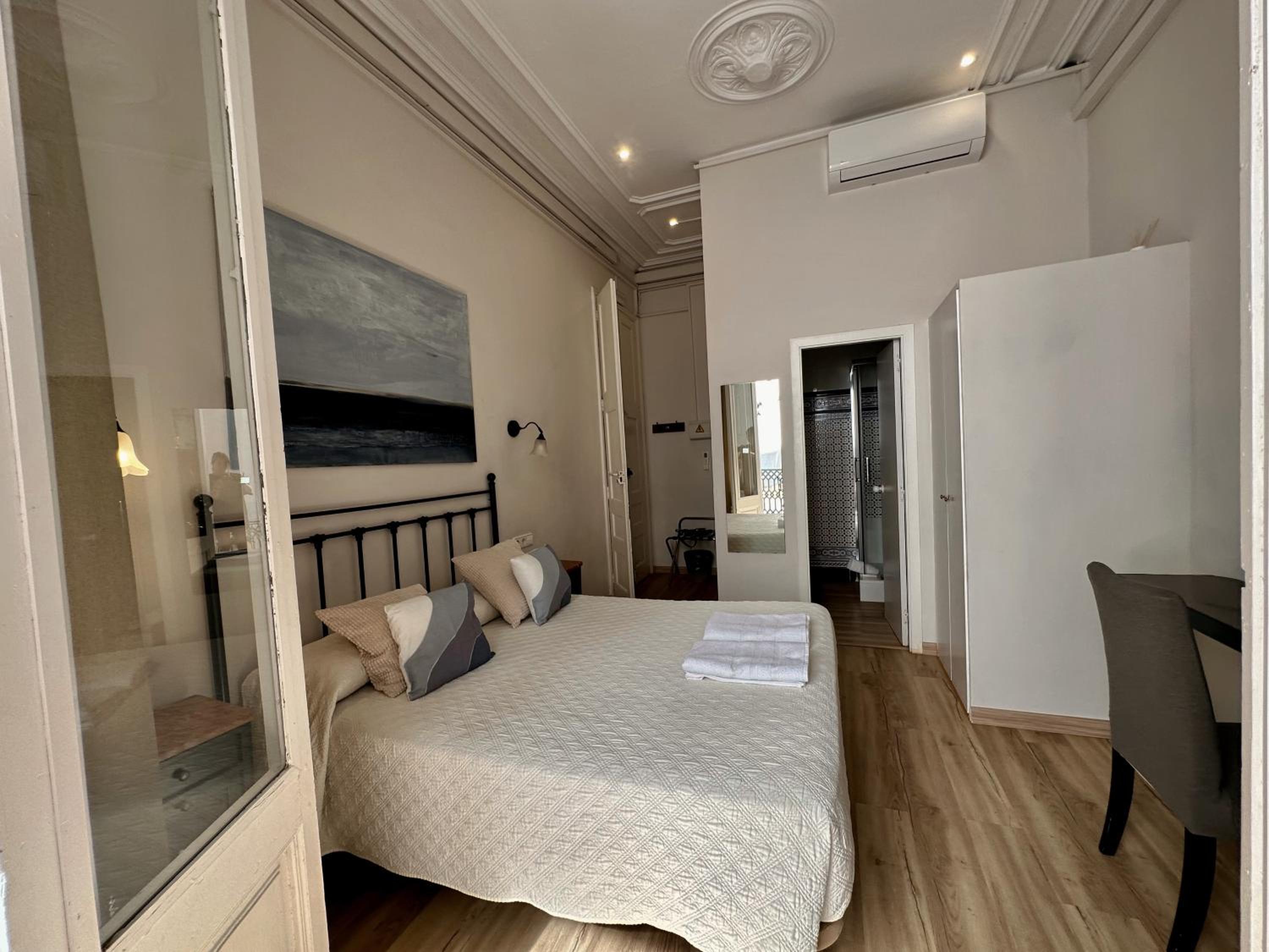 Casa Consell Gran Via, Guest House