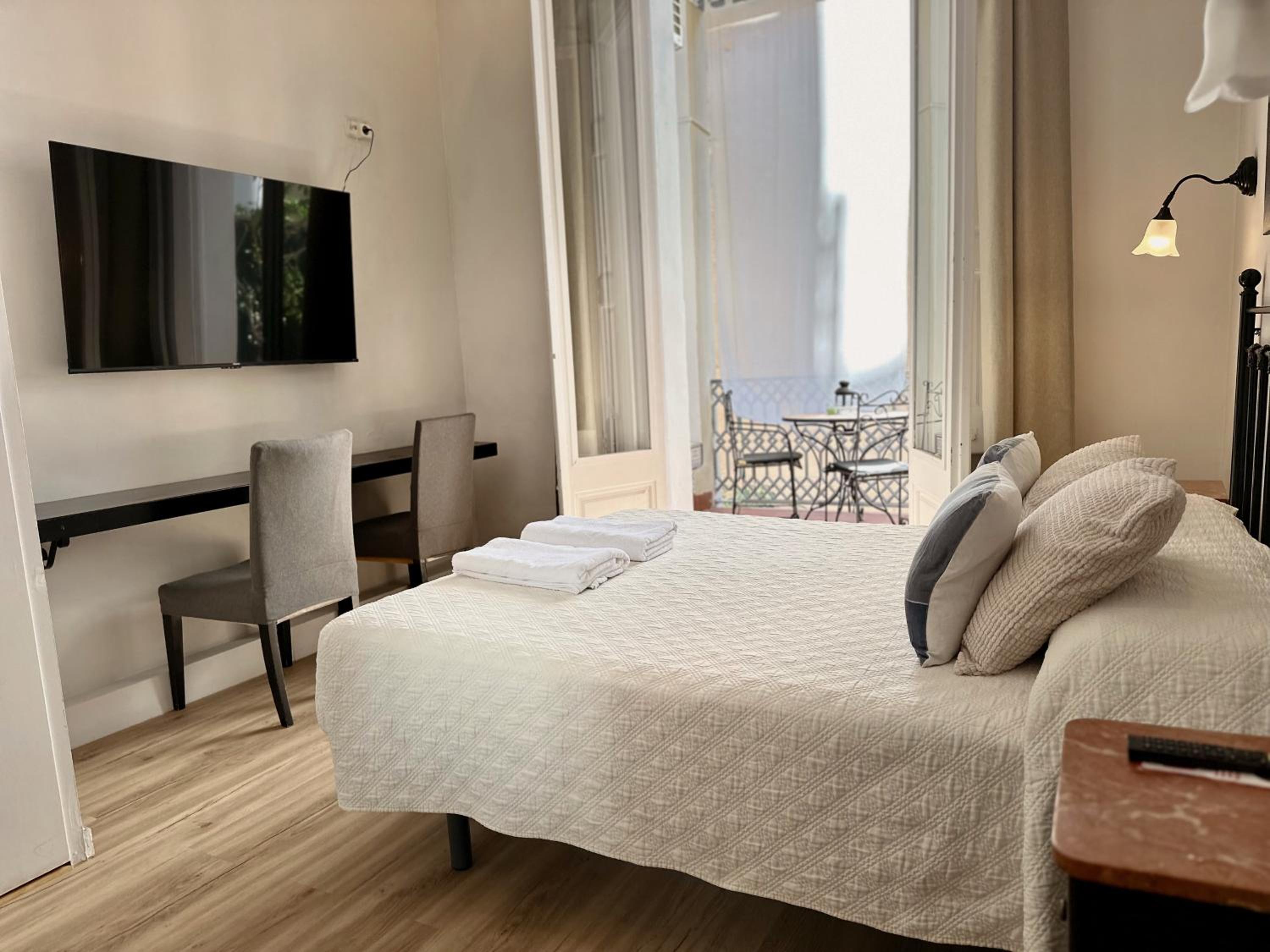 Casa Consell Gran Via, Guest House