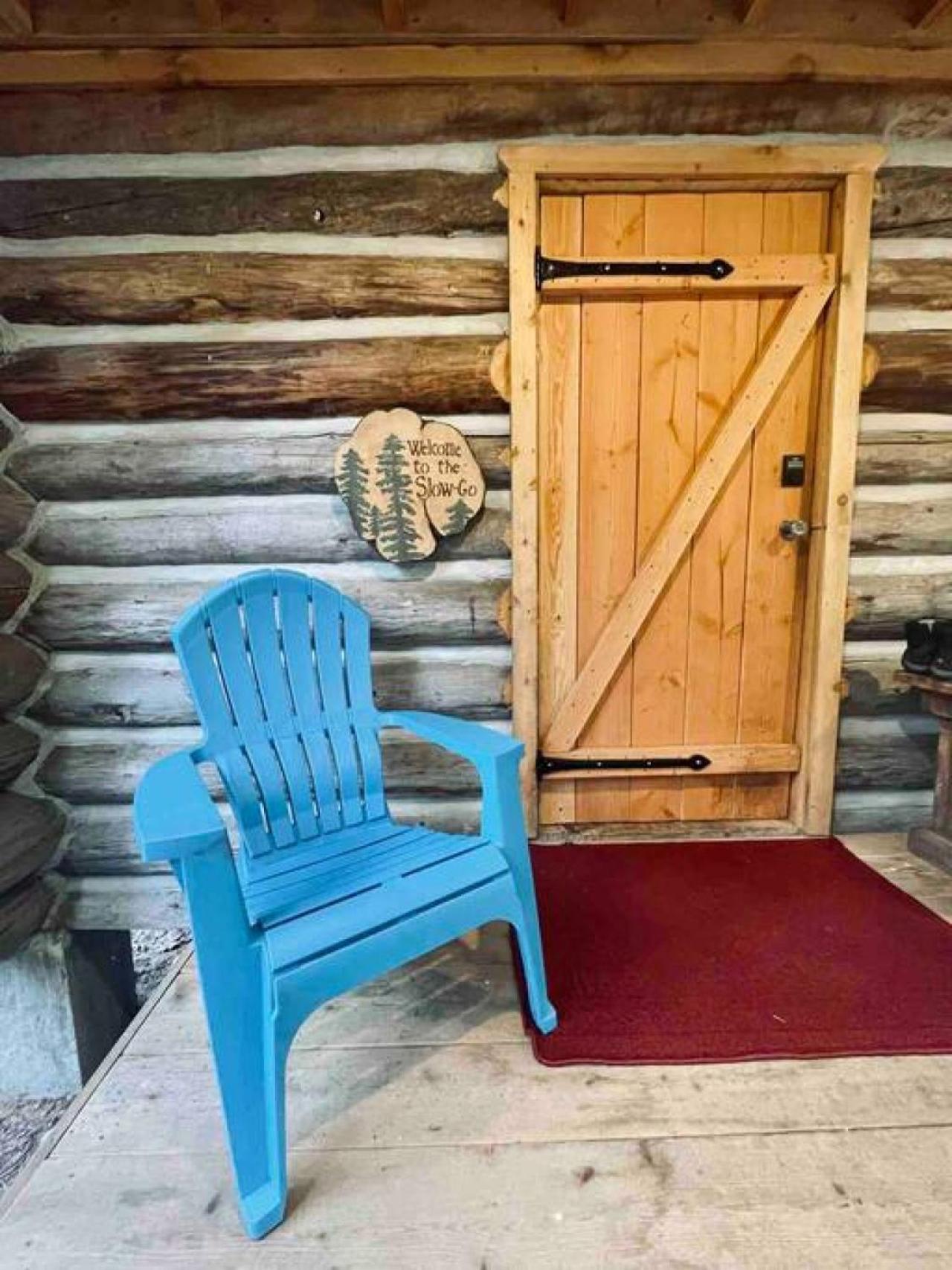 Slow-Go Log Cabin with Cozy Woodstove and Sauna