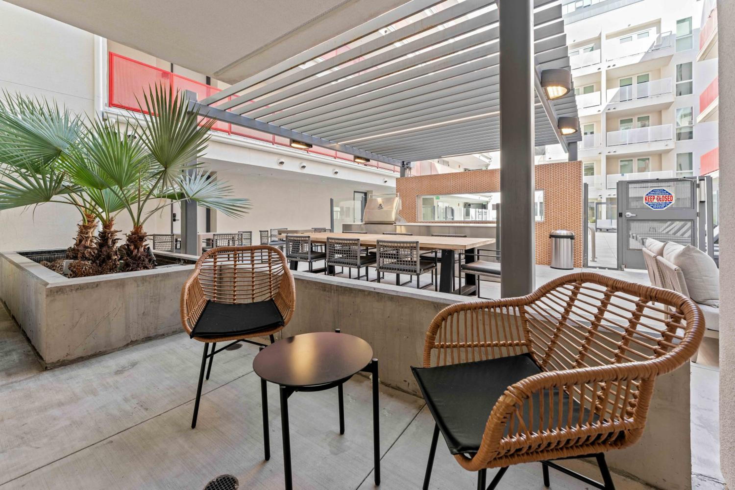 Stylish Downtown LA Getaway - Prime Location on Wilshire Blvd! - Image 1