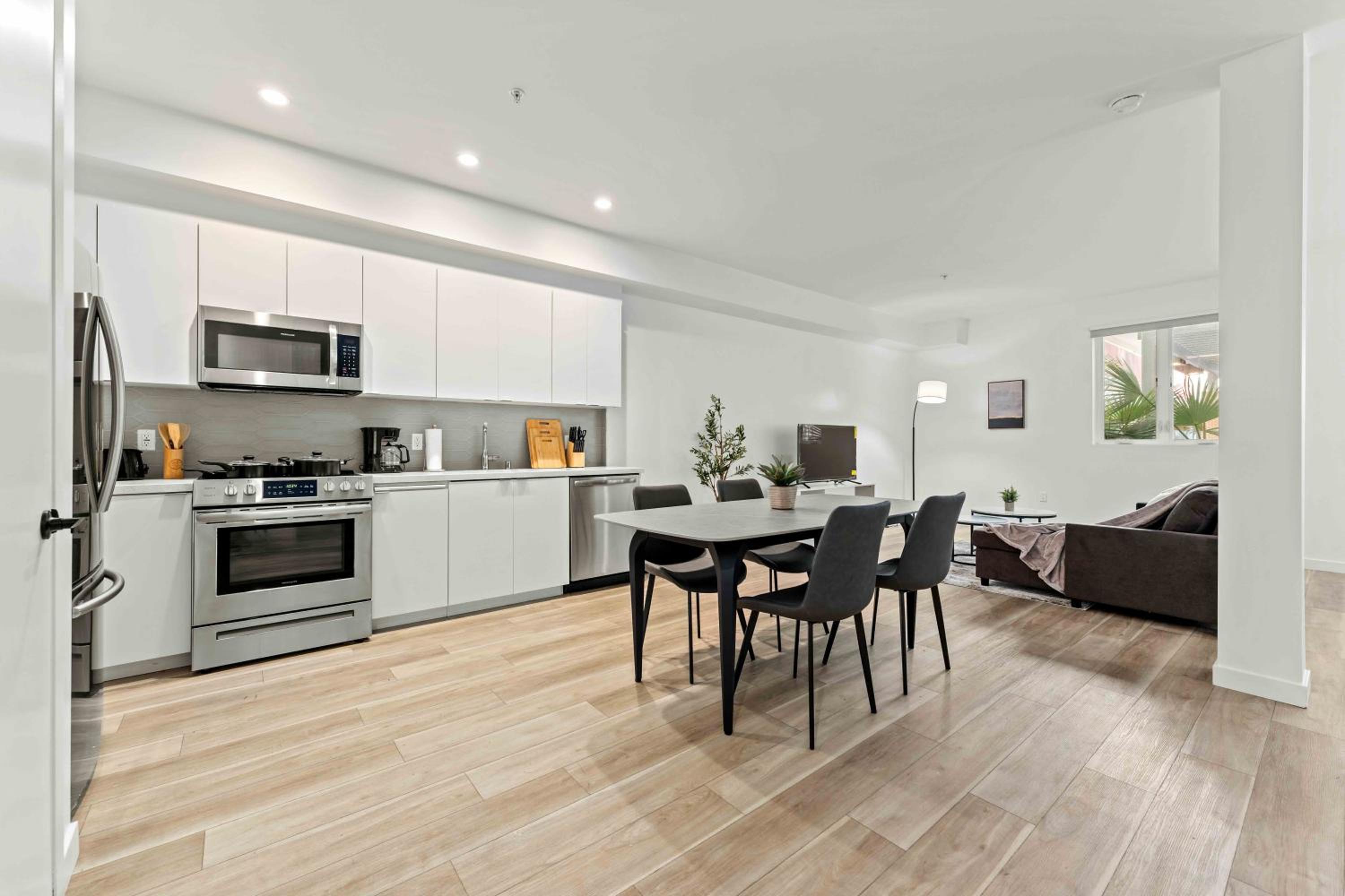 Stylish Downtown LA Getaway - Prime Location on Wilshire Blvd! - Image 3