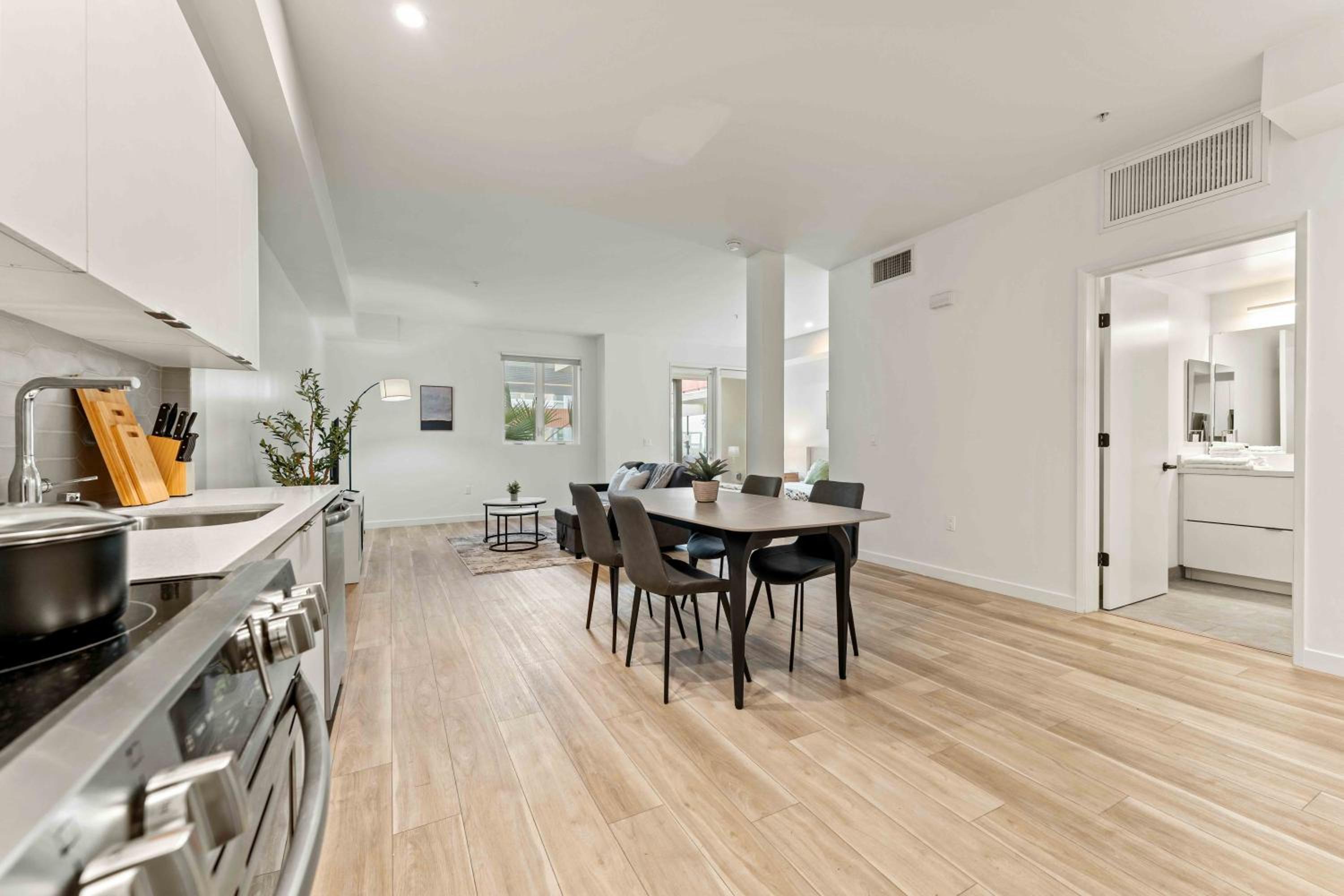 Stylish Downtown LA Getaway - Prime Location on Wilshire Blvd! - Image 2