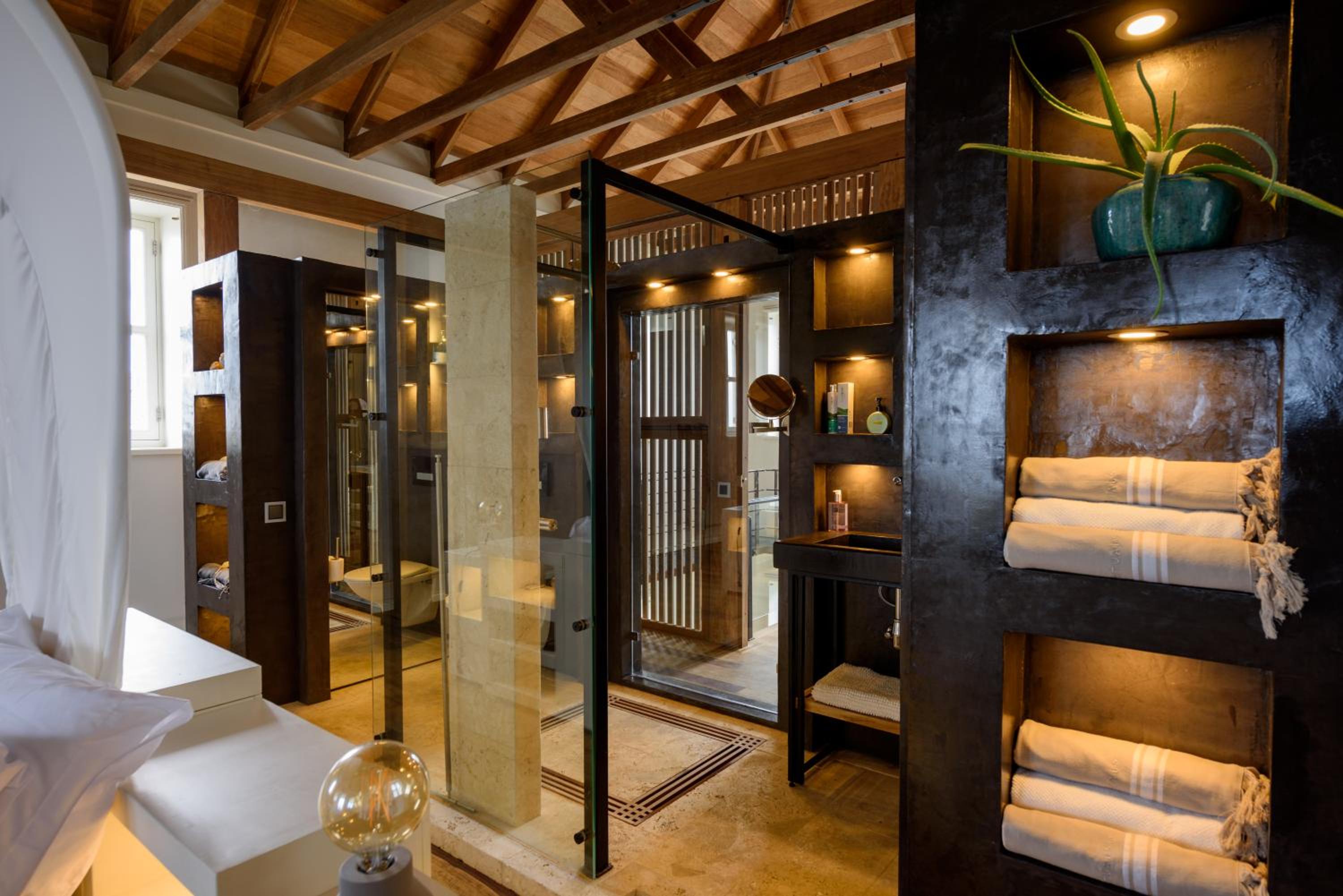 Private Oceanfront luxurious city villa with pool and beach