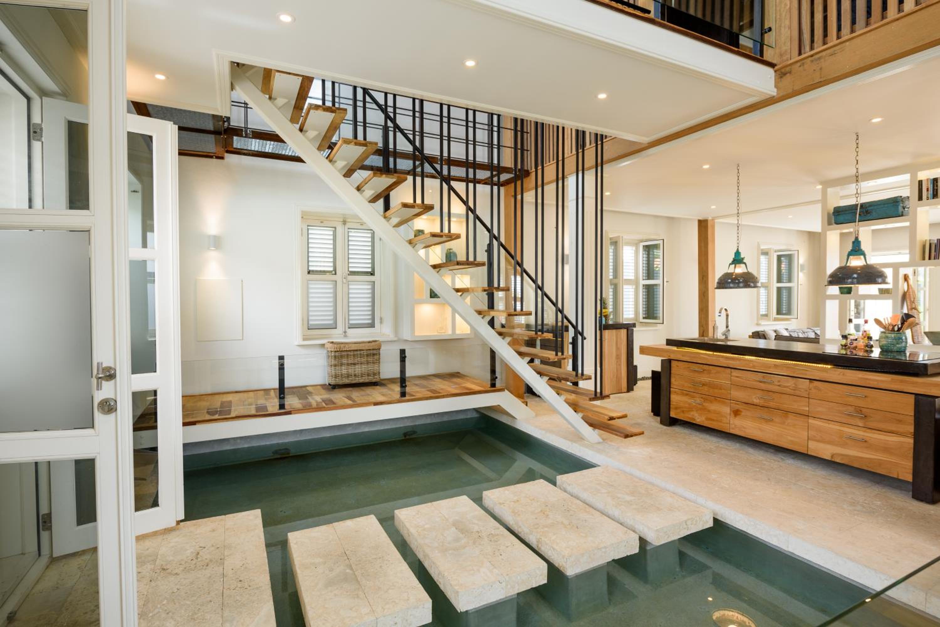 Private Oceanfront luxurious city villa with pool and beach