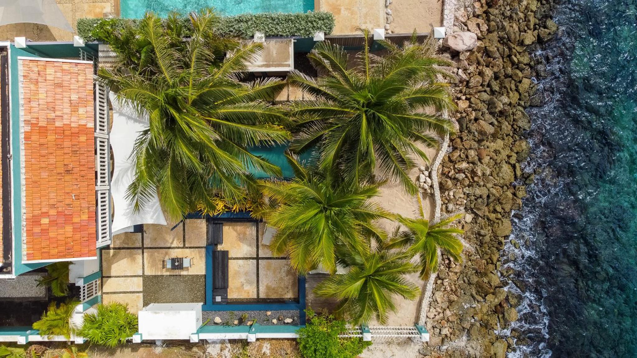 Private Oceanfront luxurious city villa with pool and beach