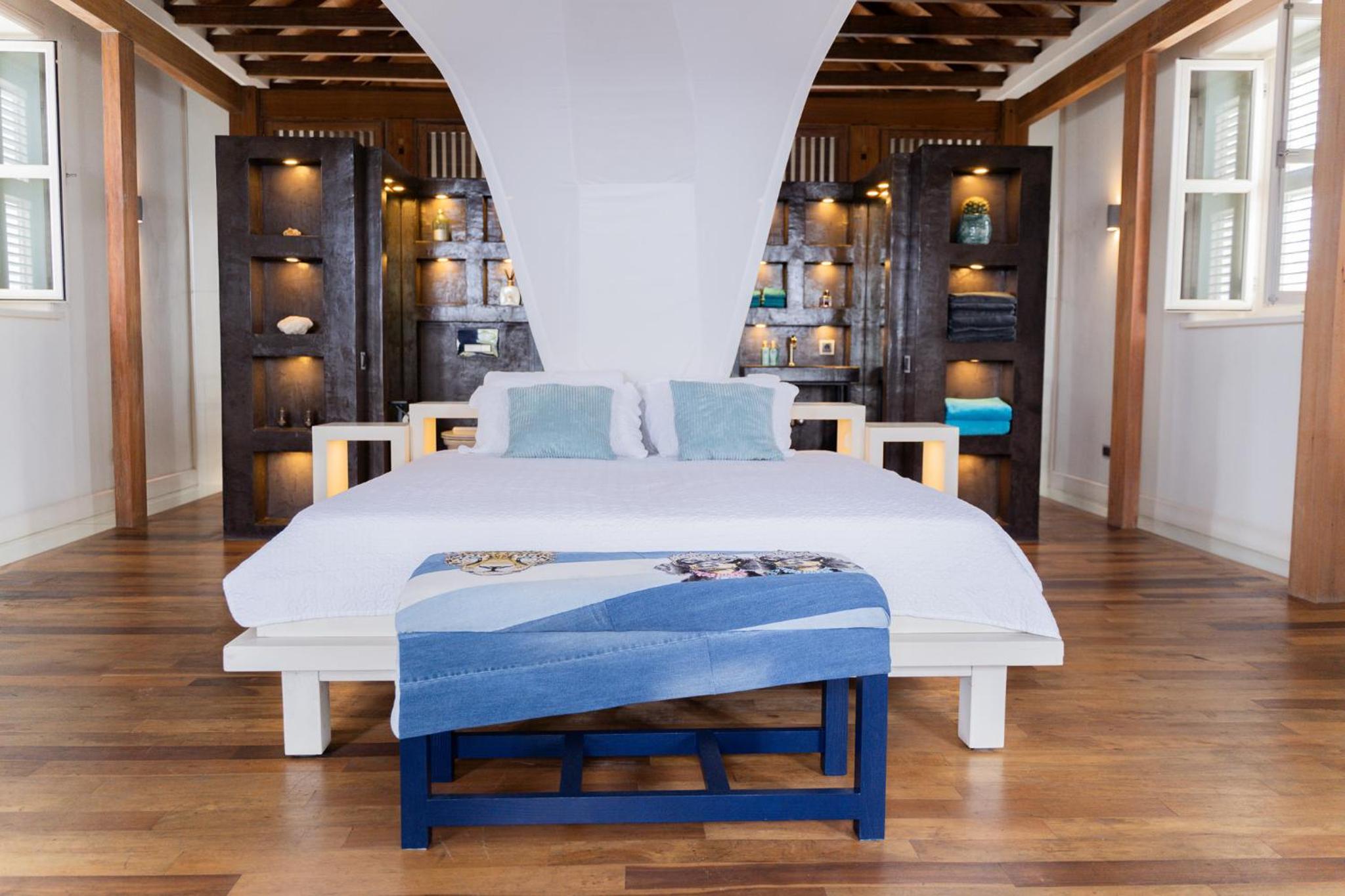 Private Oceanfront luxurious city villa with pool and beach