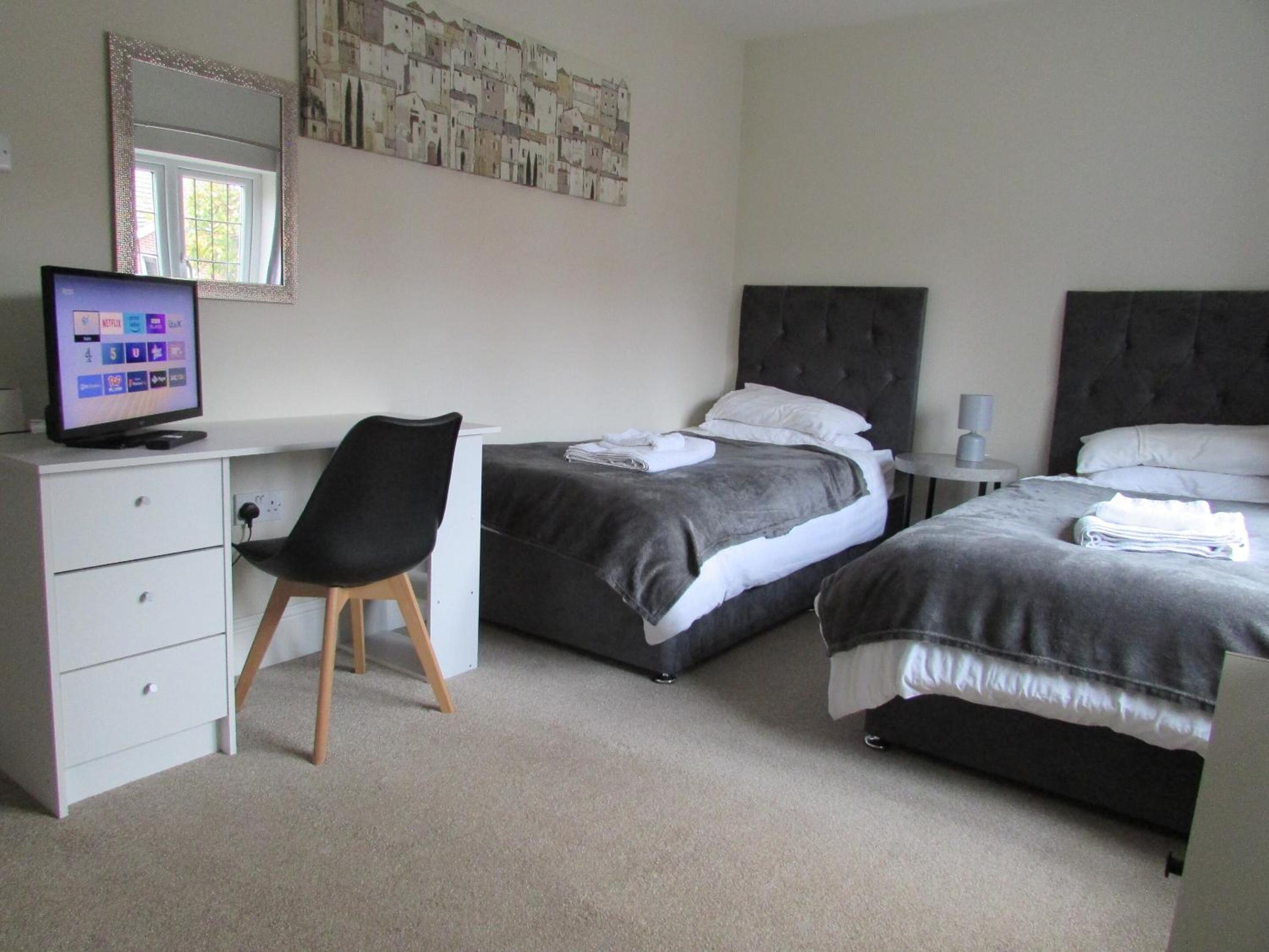 Large 4 bed detached house with parking view 5