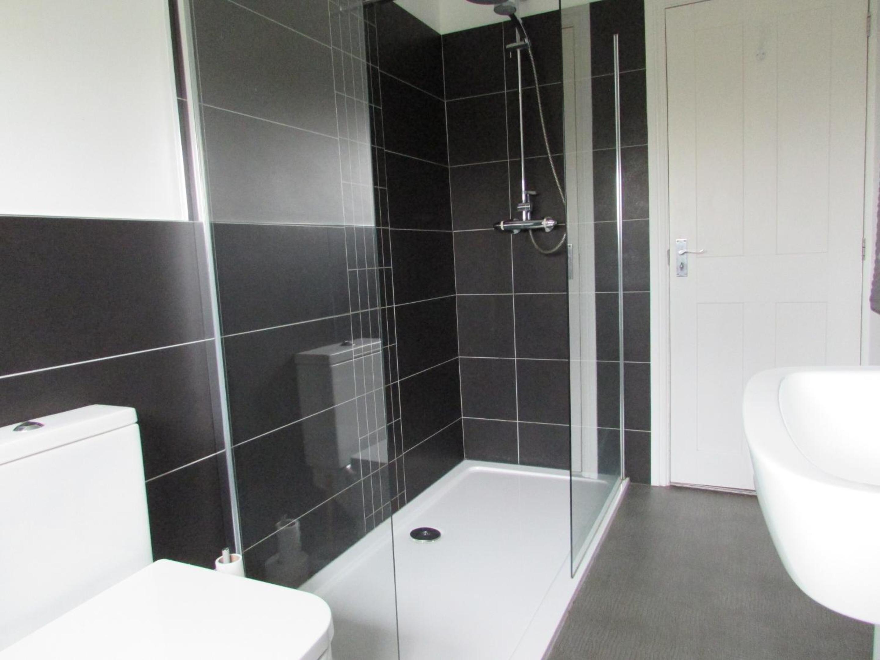 Large 4 bed detached house with parking view 4