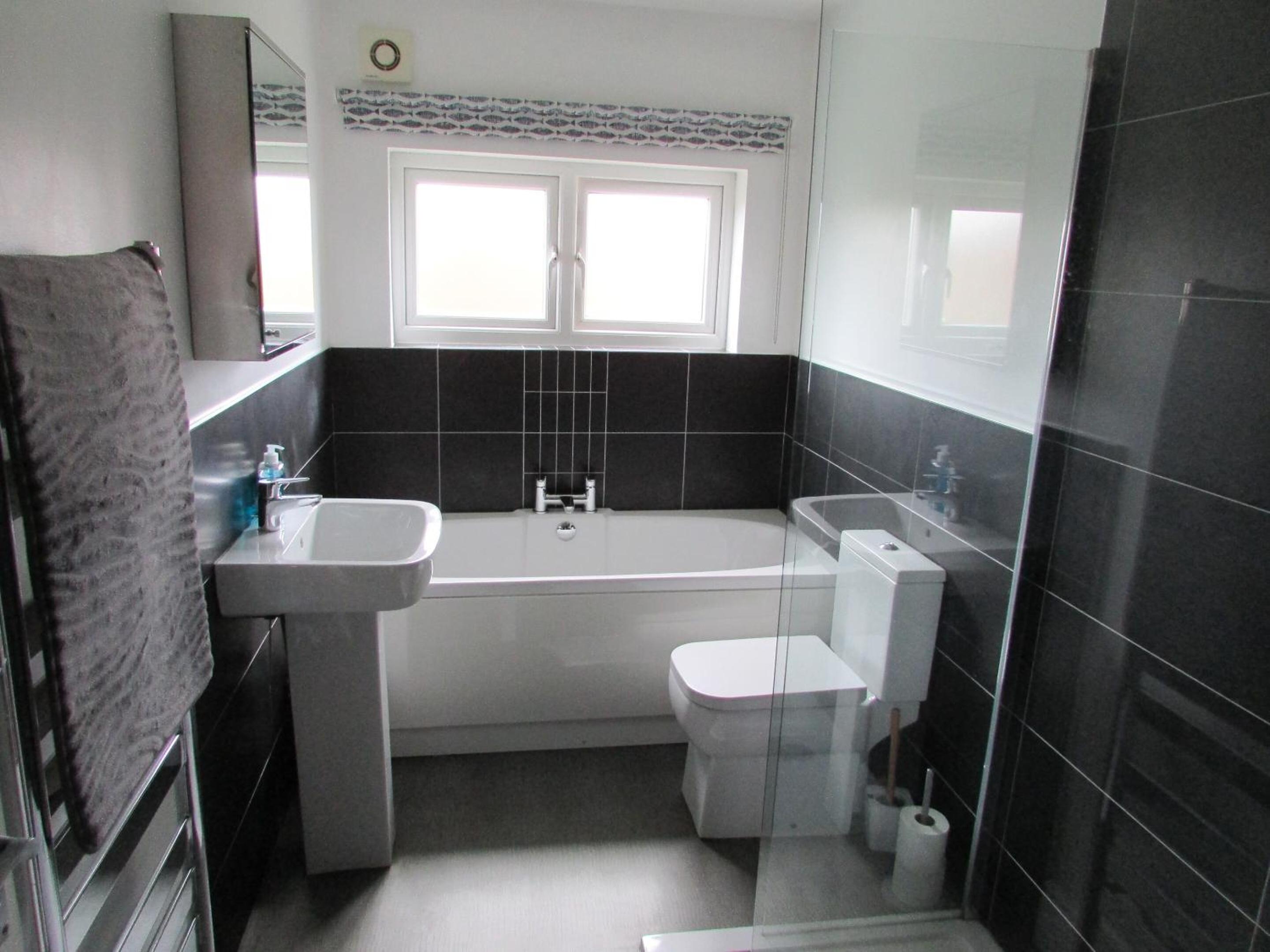 Large 4 bed detached house with parking view 3