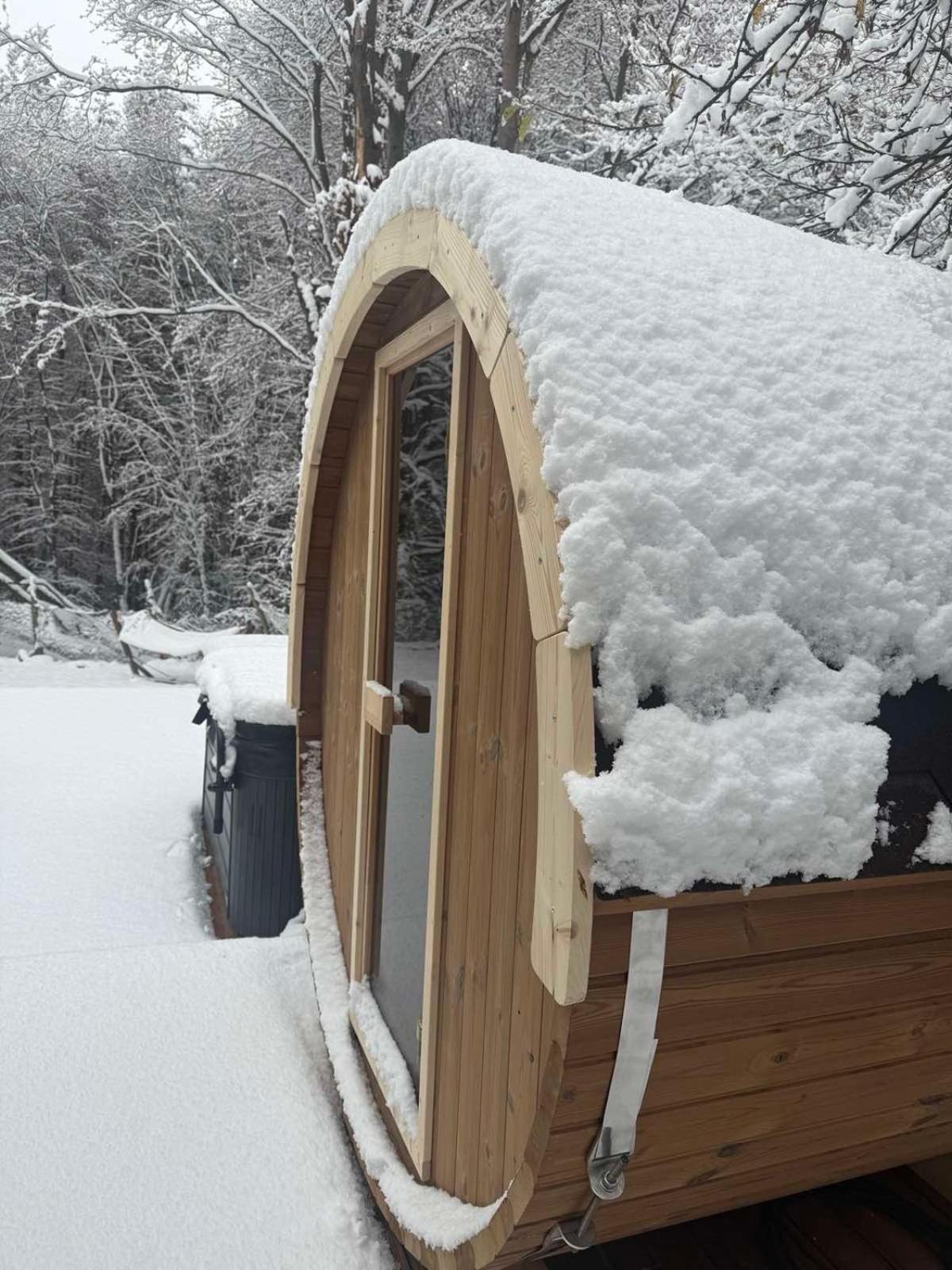 Villa Yarema Mountain Relax with Hot Jacuzzi & Sauna by BookVillaBG