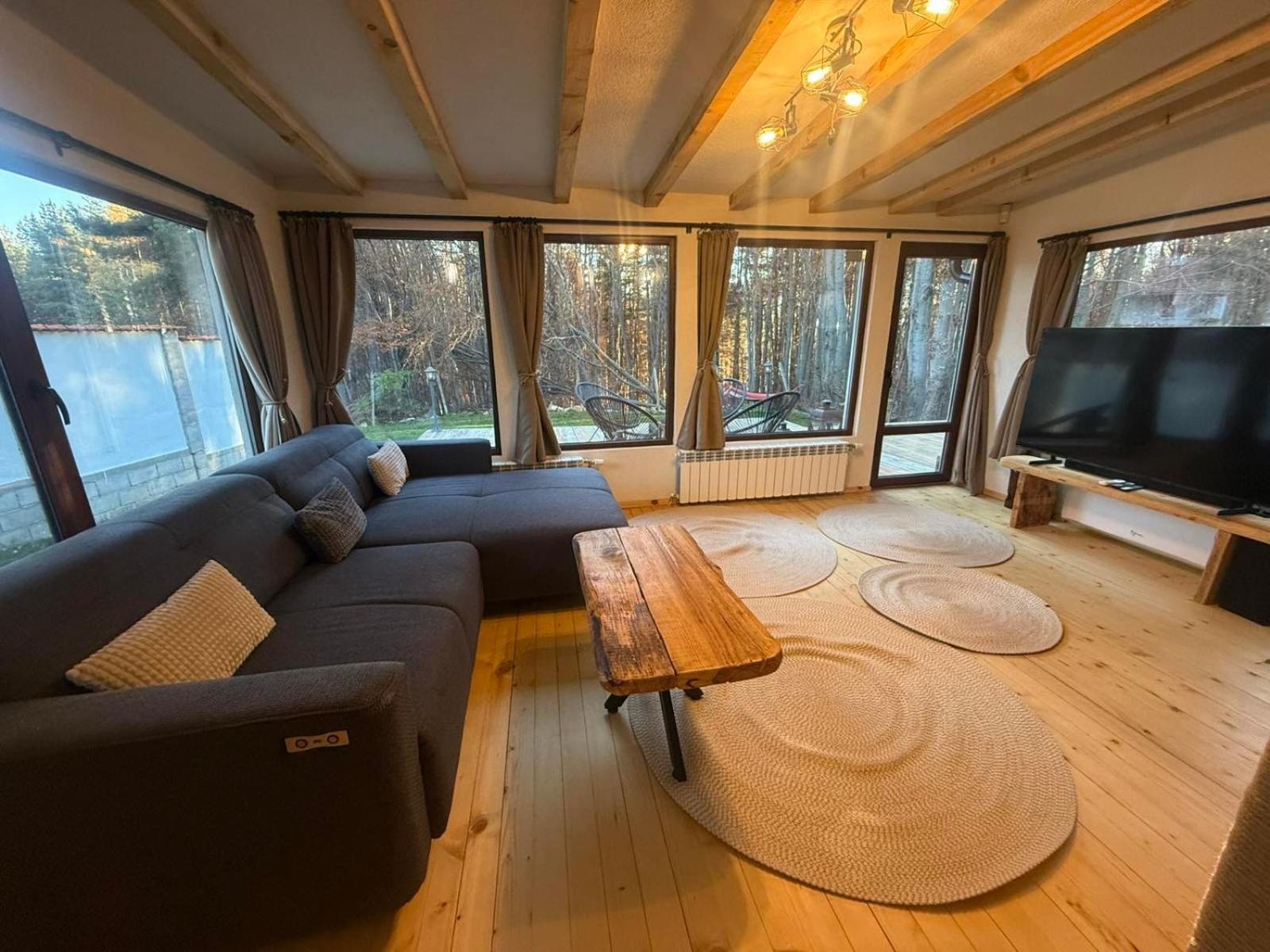 Villa Yarema Mountain Relax with Hot Jacuzzi & Sauna by BookVillaBG
