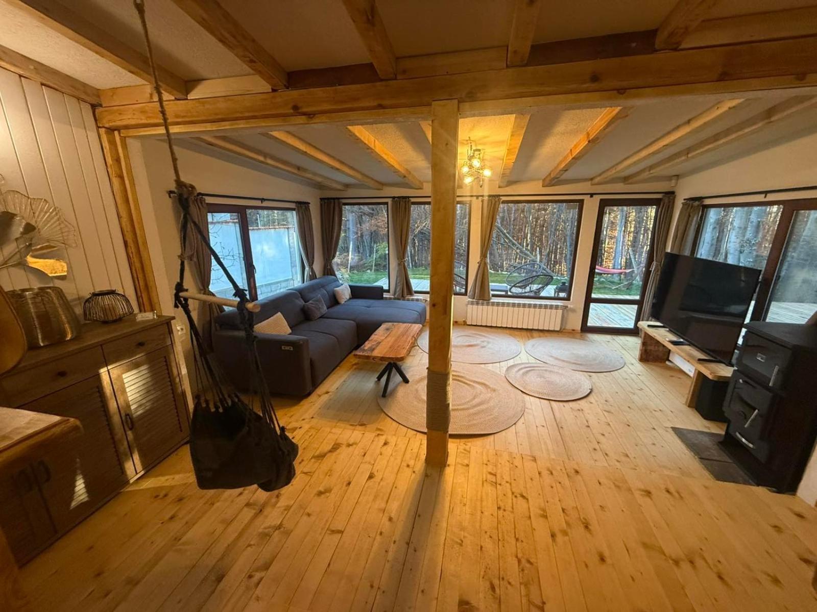 Villa Yarema Mountain Relax with Hot Jacuzzi & Sauna by BookVillaBG