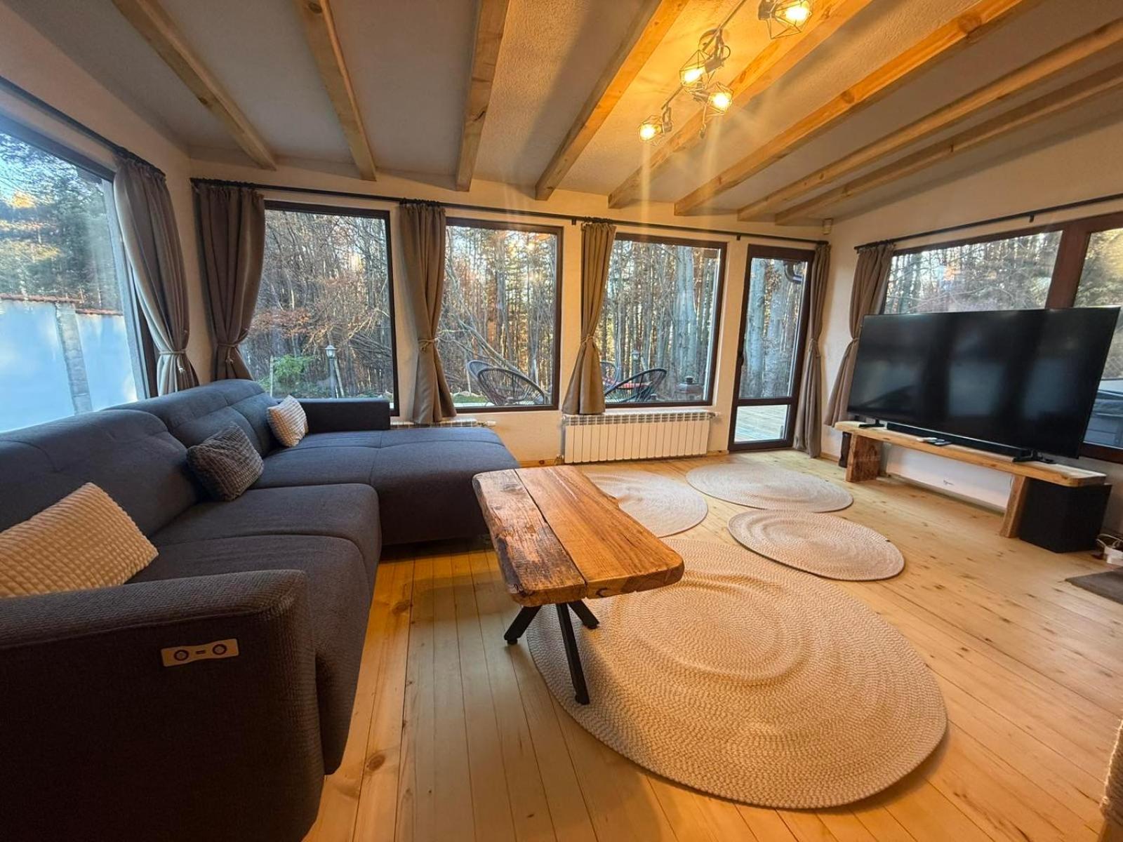 Villa Yarema Mountain Relax with Hot Jacuzzi & Sauna by BookVillaBG