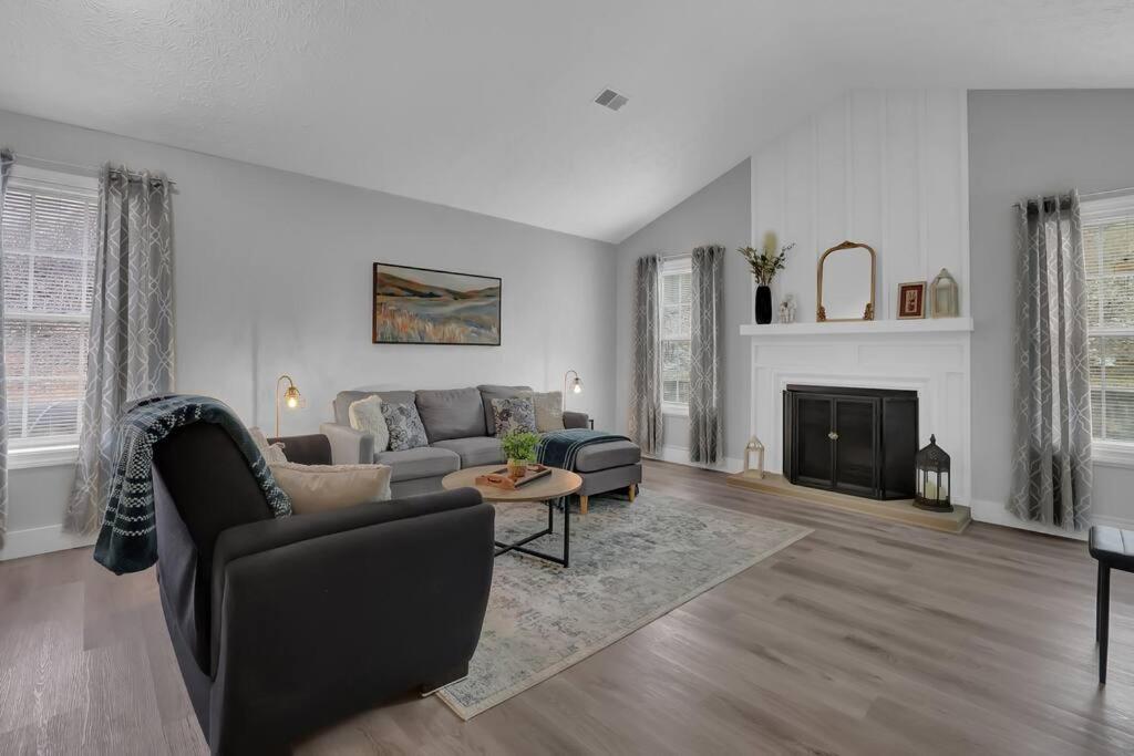 The Smart Stay ! New Remodel! Minutes from Atlanta view 2