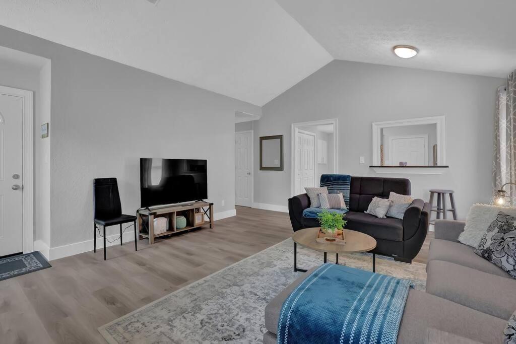 The Smart Stay ! New Remodel! Minutes from Atlanta view 4