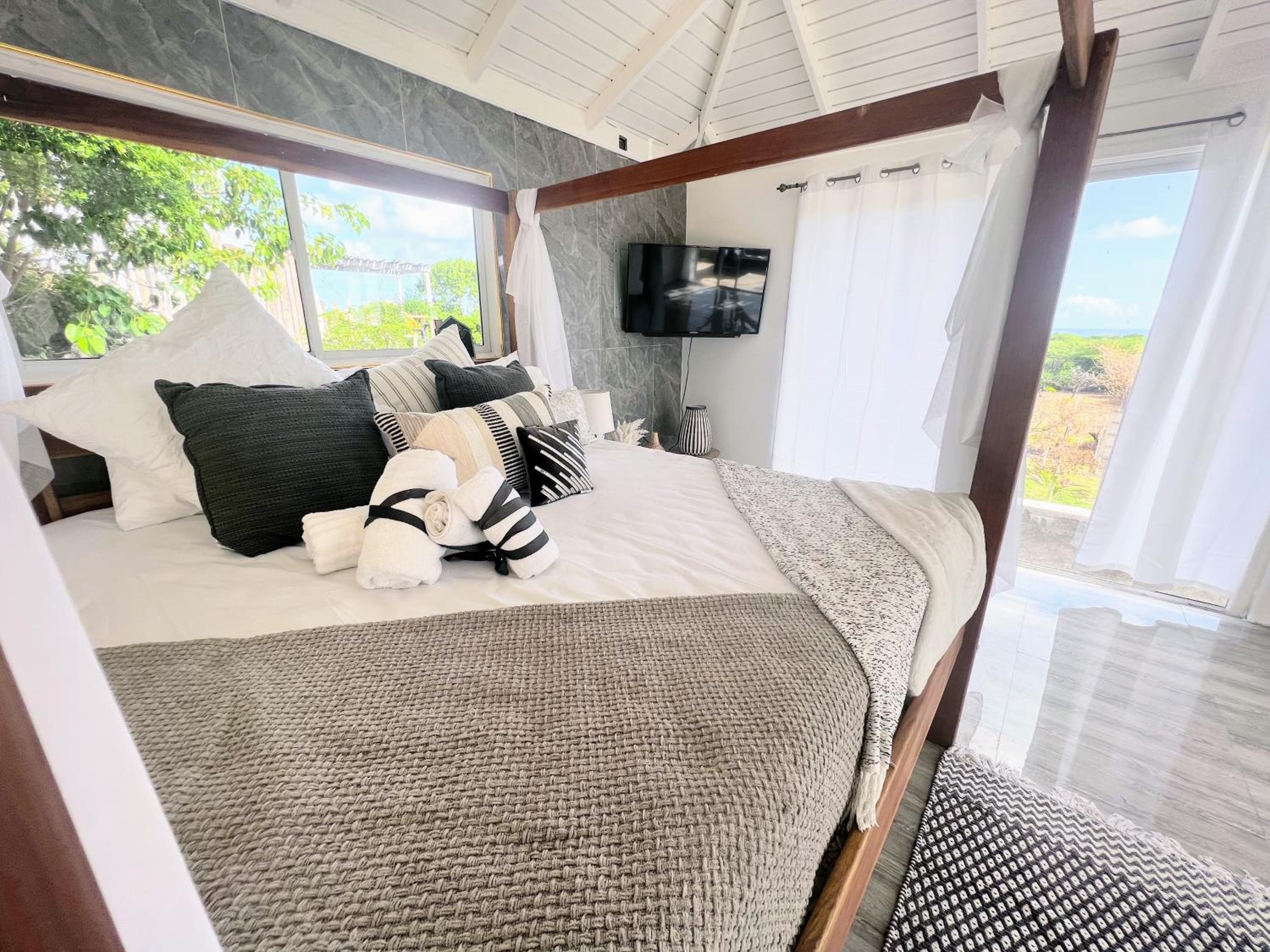 Stunning 3 Bed Villa with Coastline Views and 2 Swimming Pools view 2