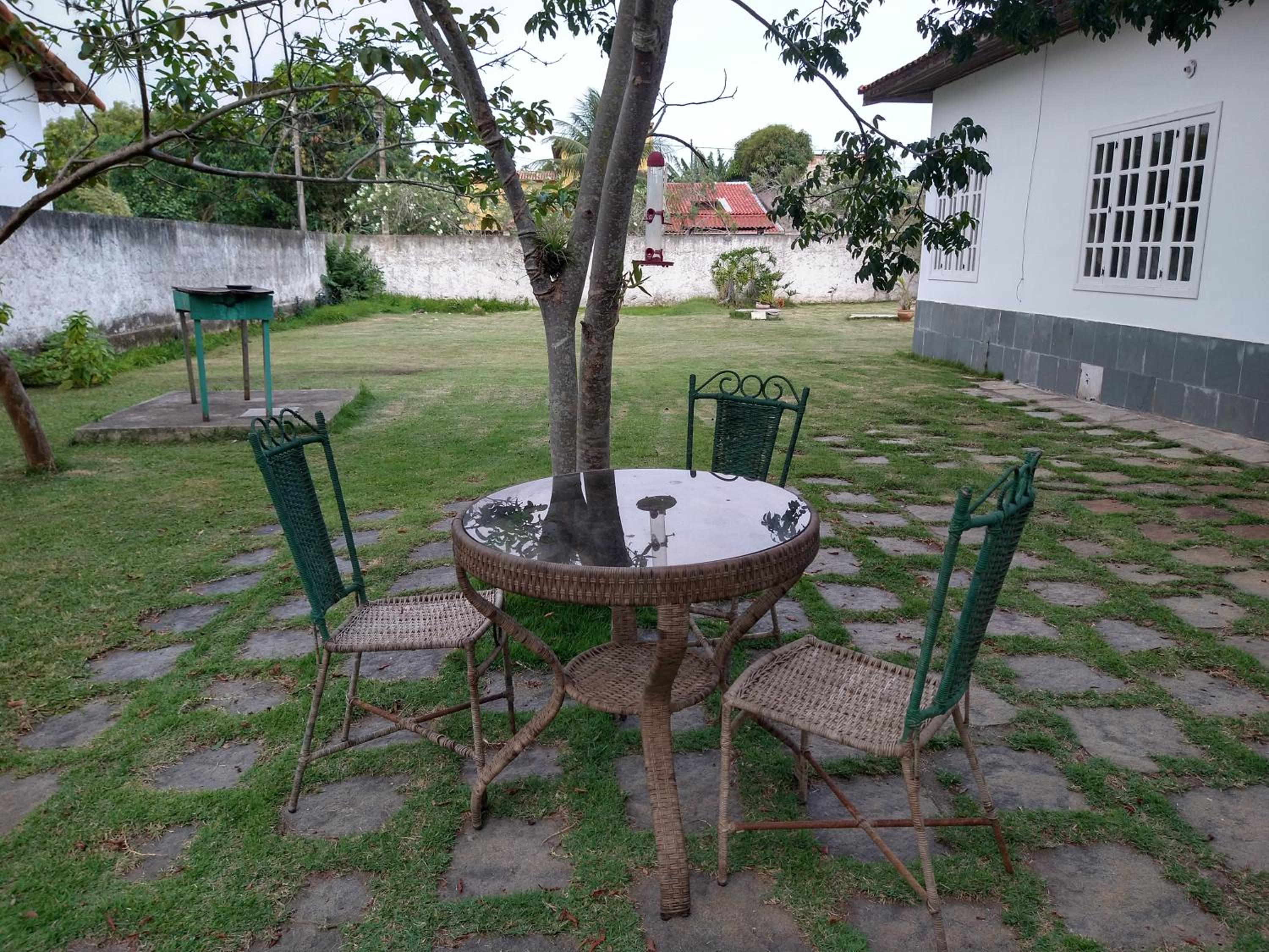 Excelente casa com 3 quartos com suíte e quintal enorme gramado a 600m da praia em Saquarema para até 8 pessoas