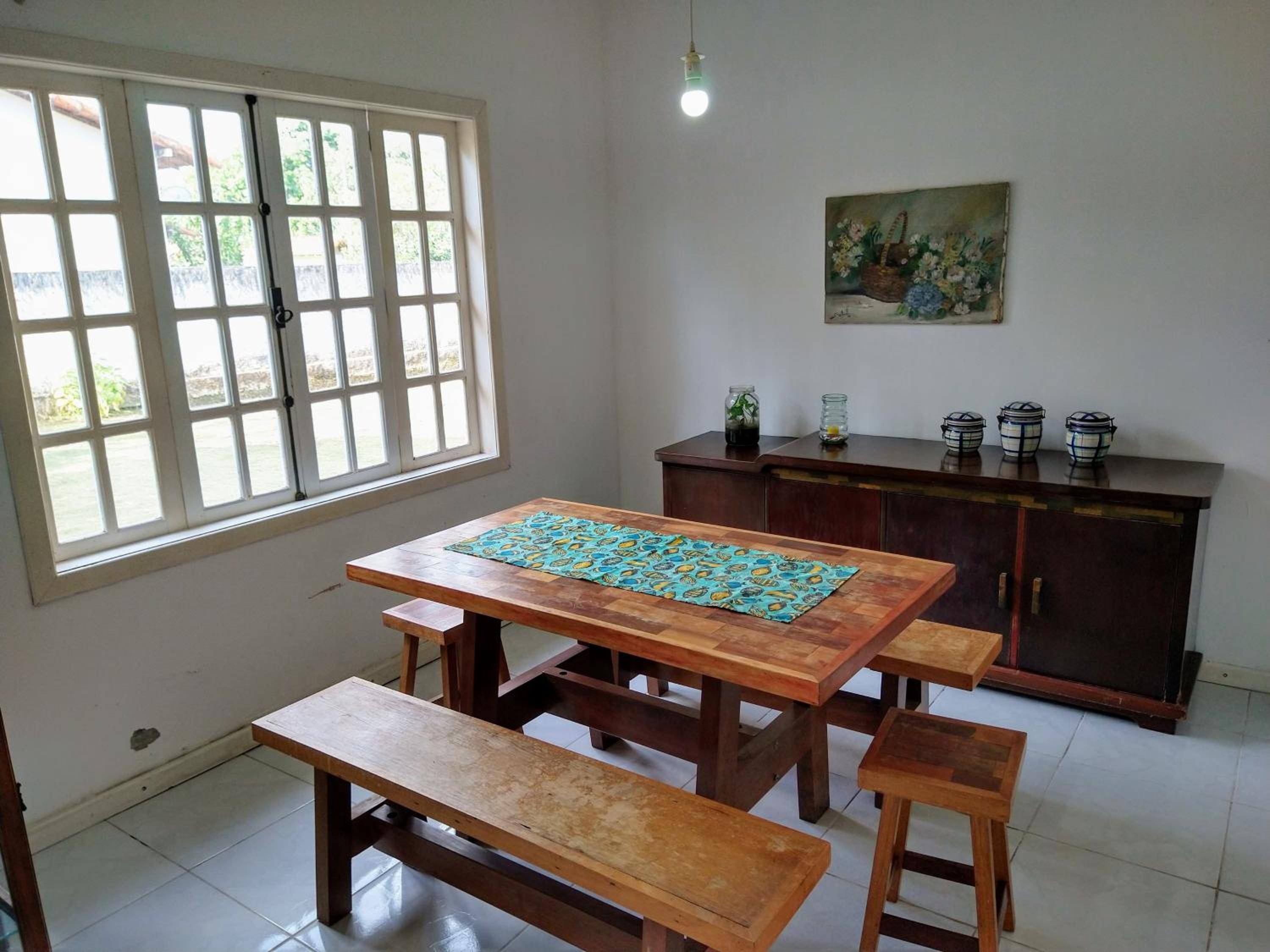 Excelente casa com 3 quartos com suíte e quintal enorme gramado a 600m da praia em Saquarema para até 8 pessoas