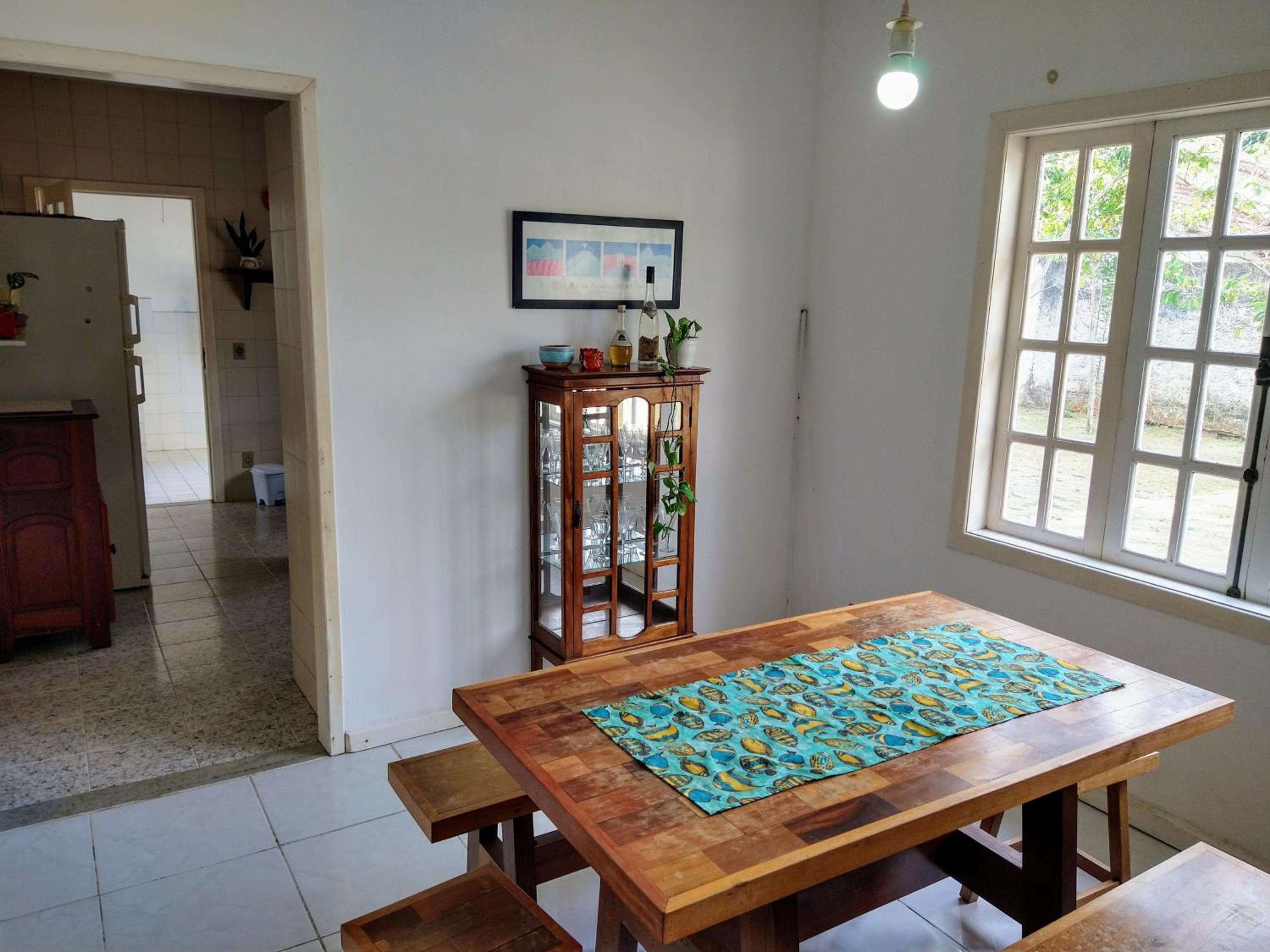 Excelente casa com 3 quartos com suíte e quintal enorme gramado a 600m da praia em Saquarema para até 8 pessoas