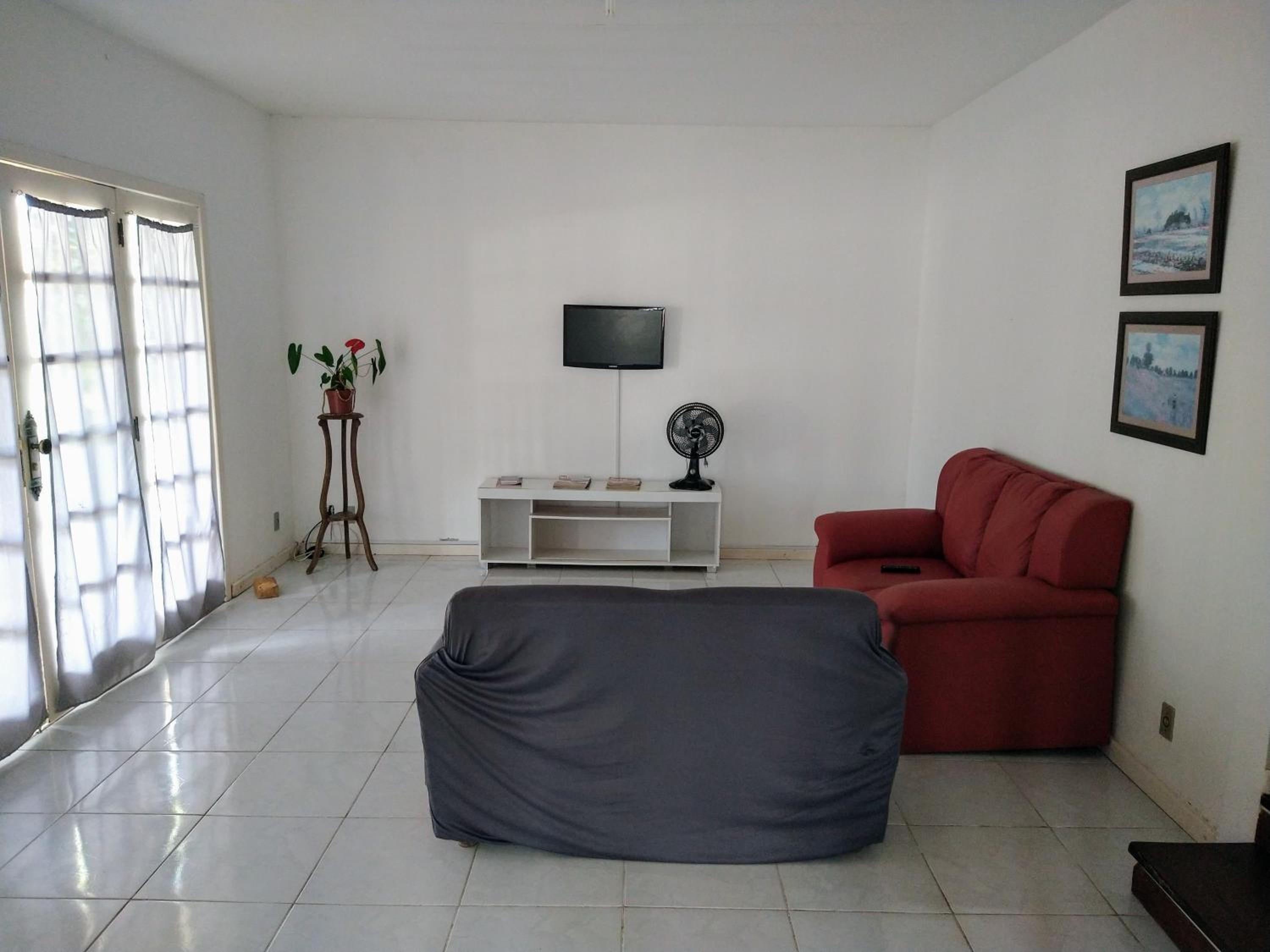 Excelente casa com 3 quartos com suíte e quintal enorme gramado a 600m da praia em Saquarema para até 8 pessoas