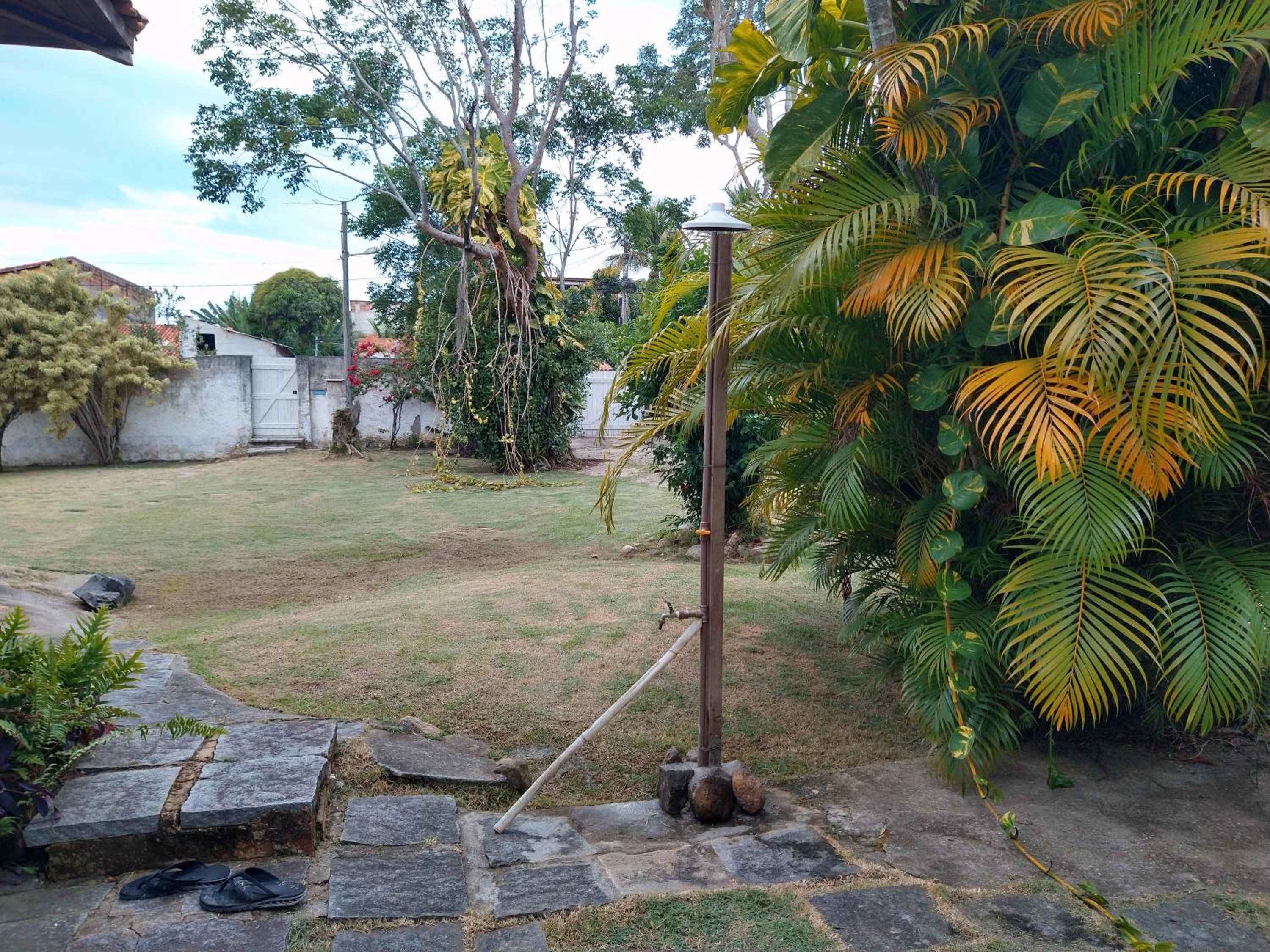Excelente casa com 3 quartos com suíte e quintal enorme gramado a 600m da praia em Saquarema para até 8 pessoas