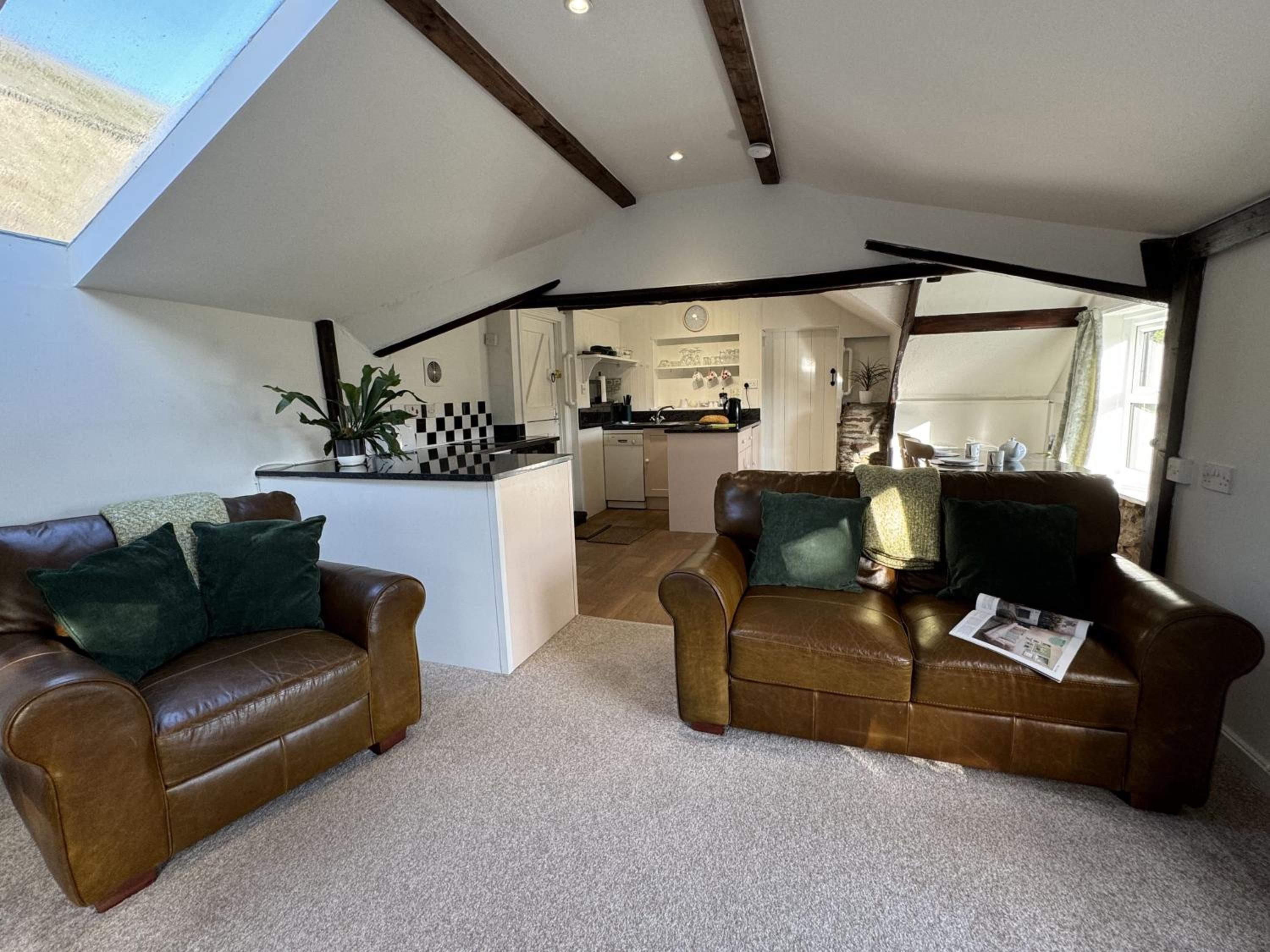 Greenswood Cottage - Cosy cottage, rural location, beautiful landscaped gardens with pond and lake view 5