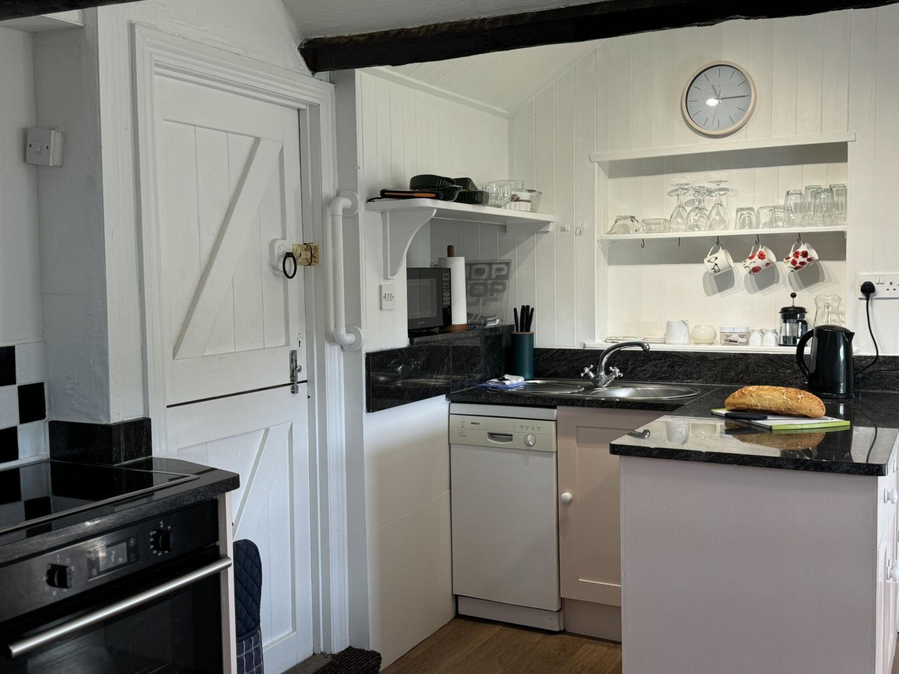 Greenswood Cottage - Cosy cottage, rural location, beautiful landscaped gardens with pond and lake view 2