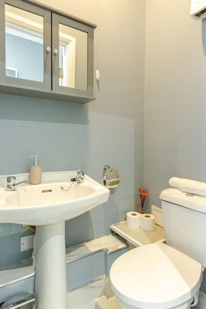Best Location! Modern Apartment in Heart of City!